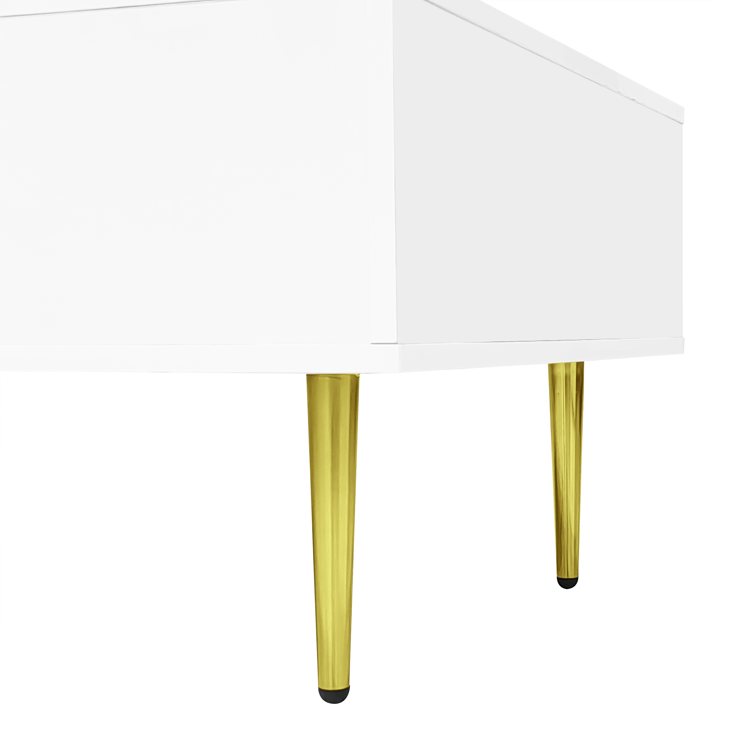 Ein weißer Schrank mit zwei goldenen Beinen vorne. Die Beine sind abgewinkelt und haben schwarze Spitzen.