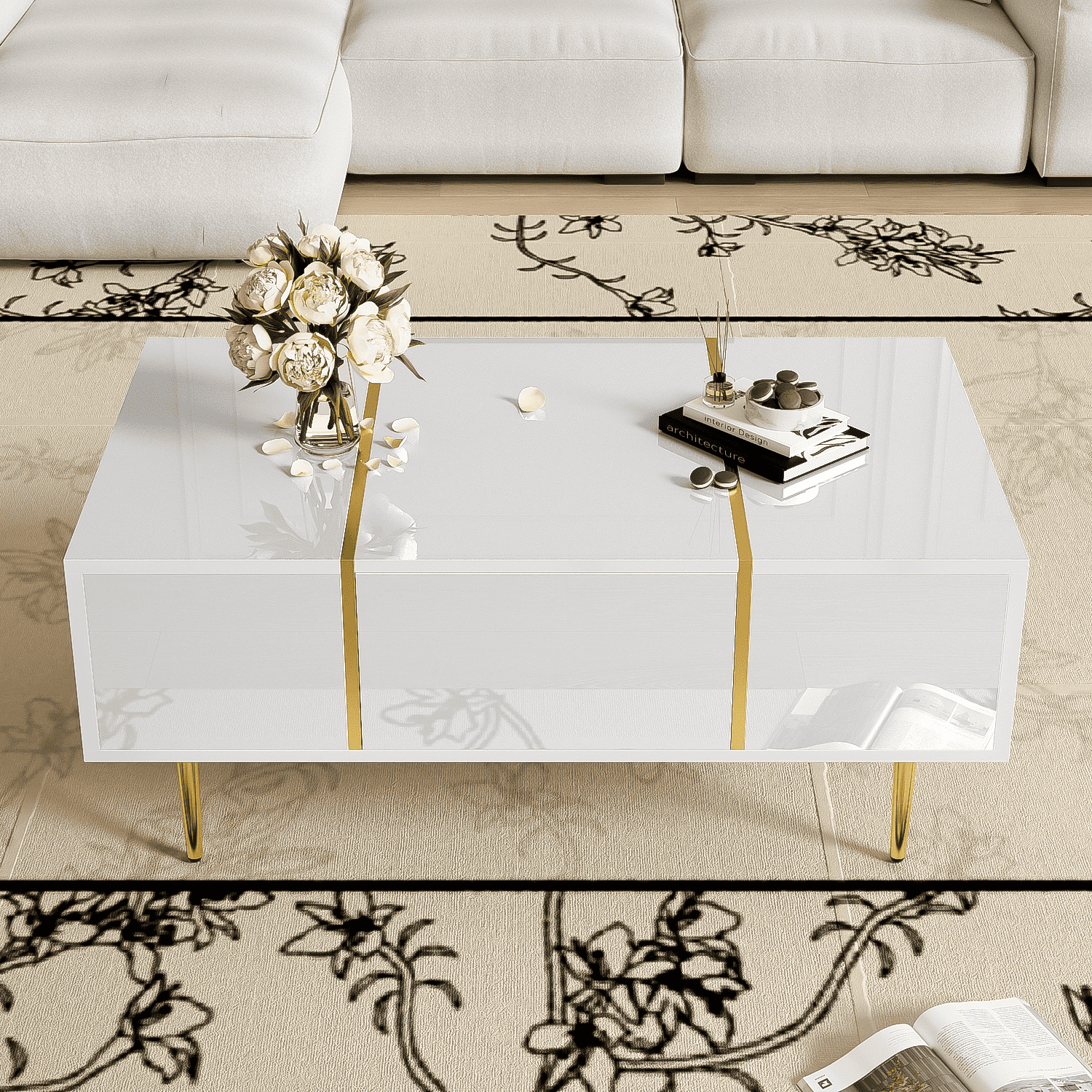 Weißer Couchtisch mit goldenen Akzenten, Blumen, Büchern und einem Teppich mit floralem Design.