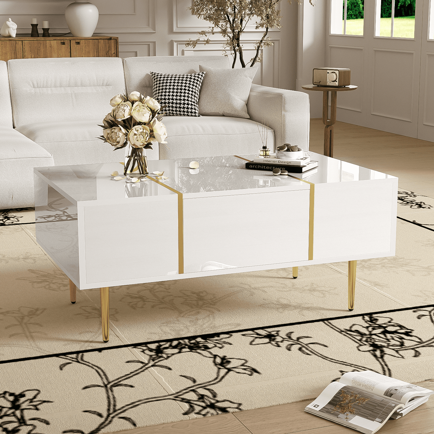Ein weißer Couchtisch mit goldenen Akzenten und einem Teppich.