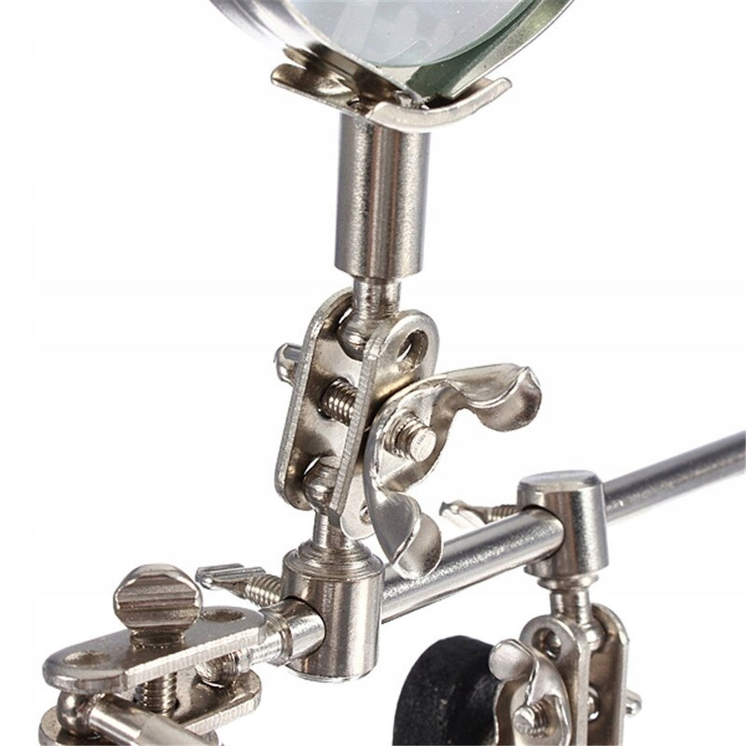 Nahaufnahme einer Metalllupe mit verstellbaren Gelenken und einem kleinen schwarzen Objekt.