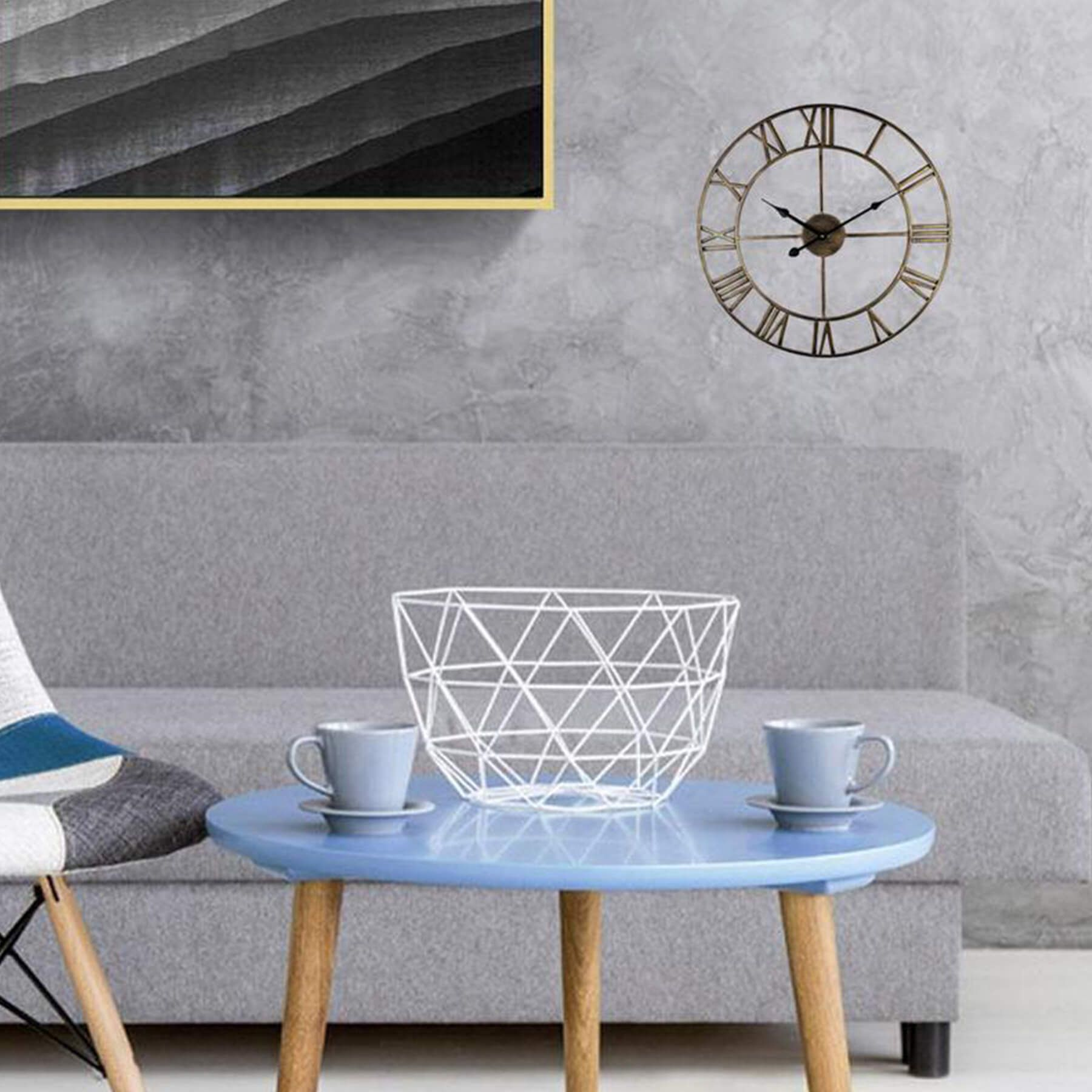 Wohnzimmerszene mit Uhr, Sofa, Tisch mit Tassen und einem dekorativen Korb.