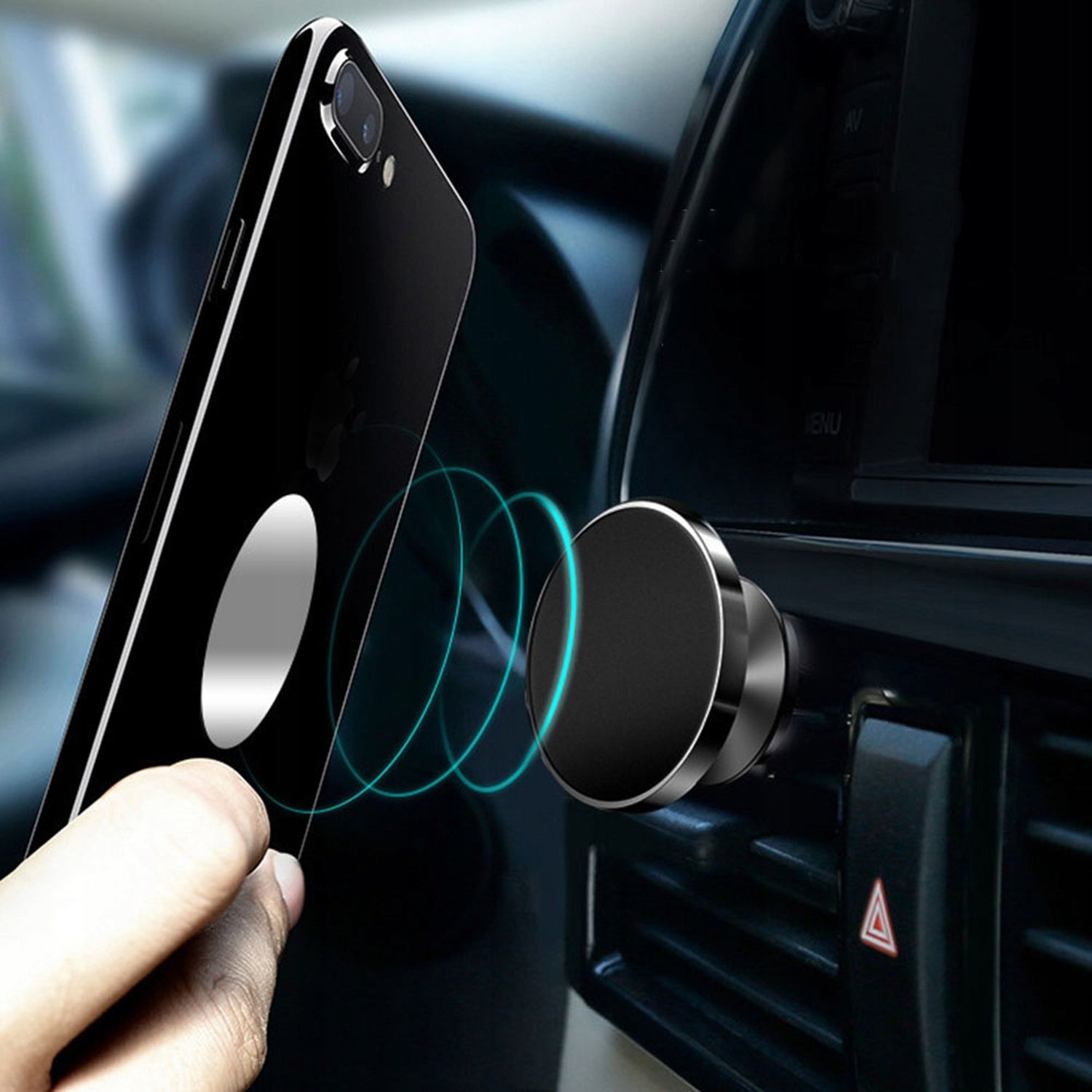 Schwarzes Telefon in der Nähe einer magnetischen Autohalterung mit blauen Magnetfeldlinien, im Auto.