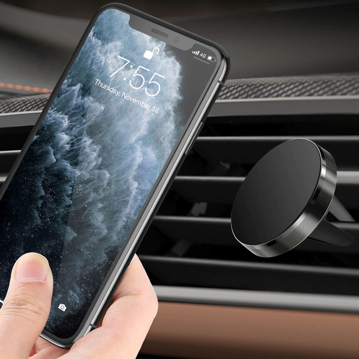 Ein Telefon zeigt die Uhrzeit an und wird in der Nähe einer magnetischen Autotelefonhalterung gehalten.