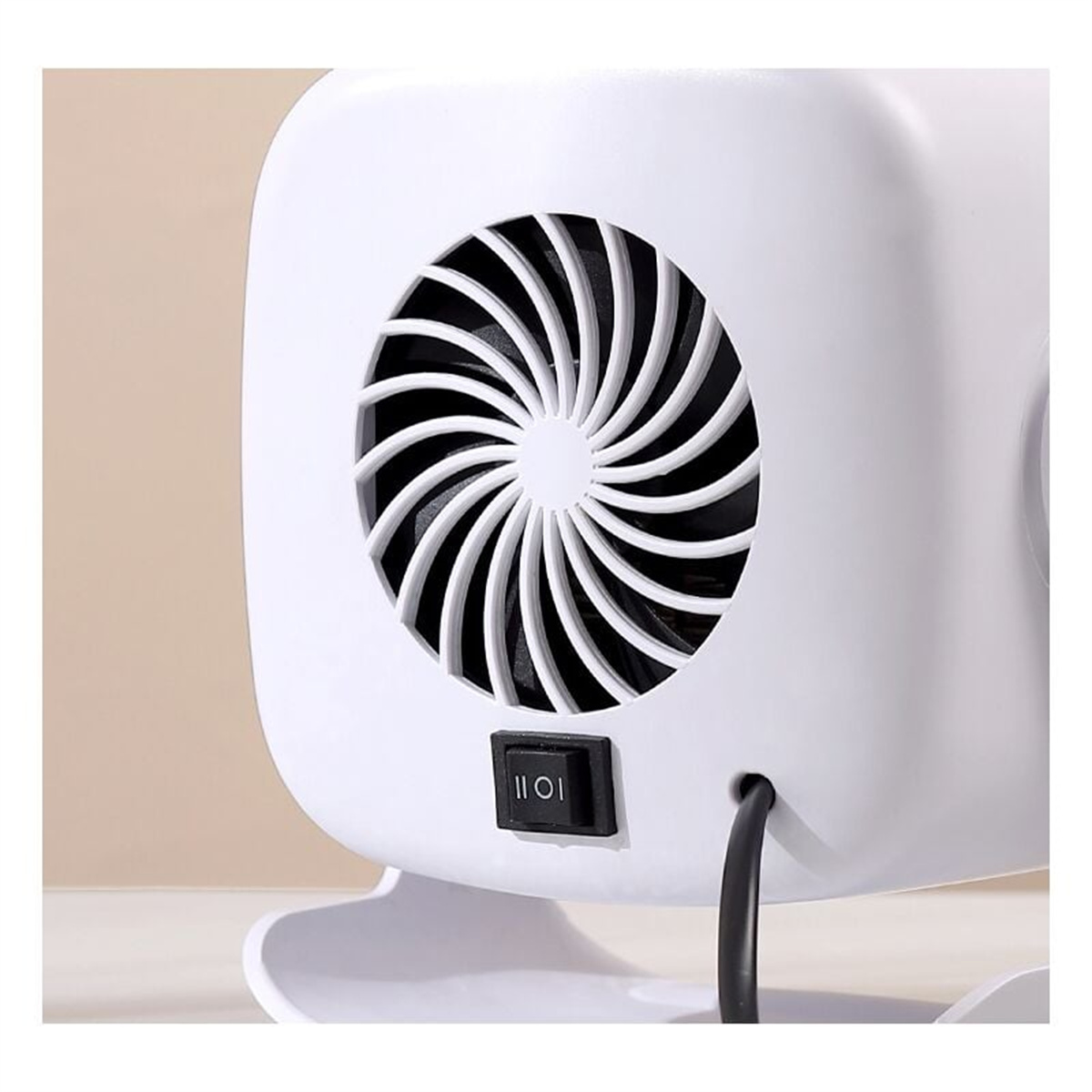 Eine weiße Elektroheizung mit fächerförmigem Design auf der Vorderseite. Sie hat einen Schalter.