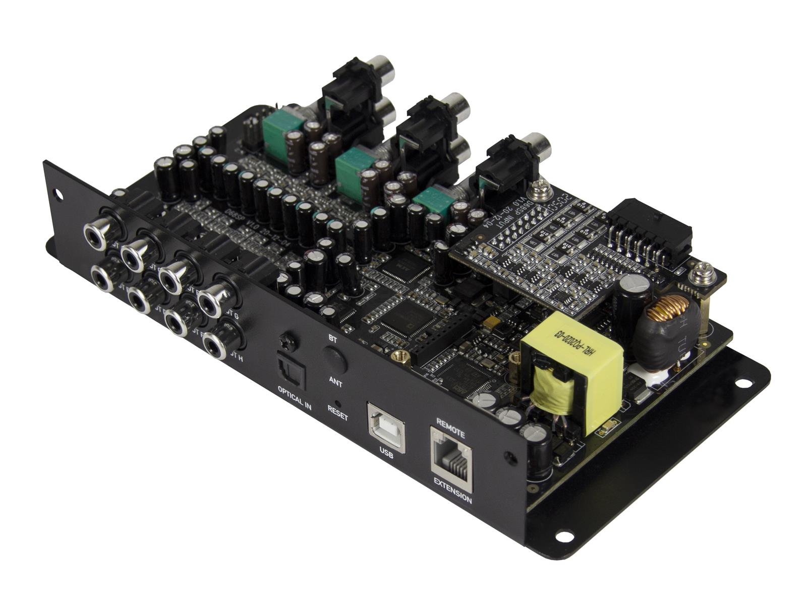 Elektronische Leiterplatte. Sie hat verschiedene Anschlüsse, Stecker und Chips. Der Hintergrund ist weiß.