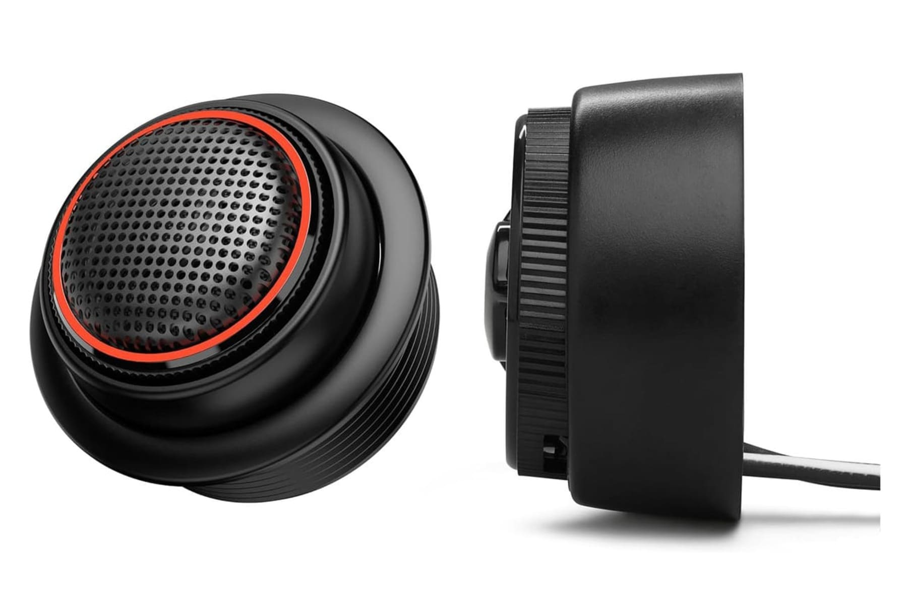 Haut-parleur audio de voiture noir avec un anneau rouge sur fond blanc.