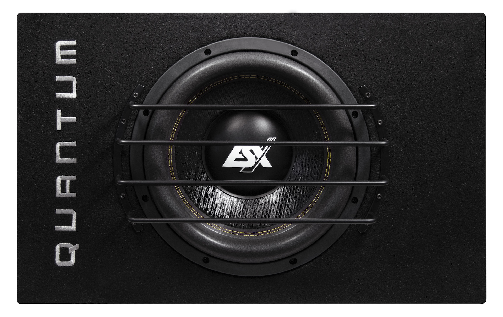 Schwarze Subwoofer-Box mit großem Lautsprecher und Metallgitter.
