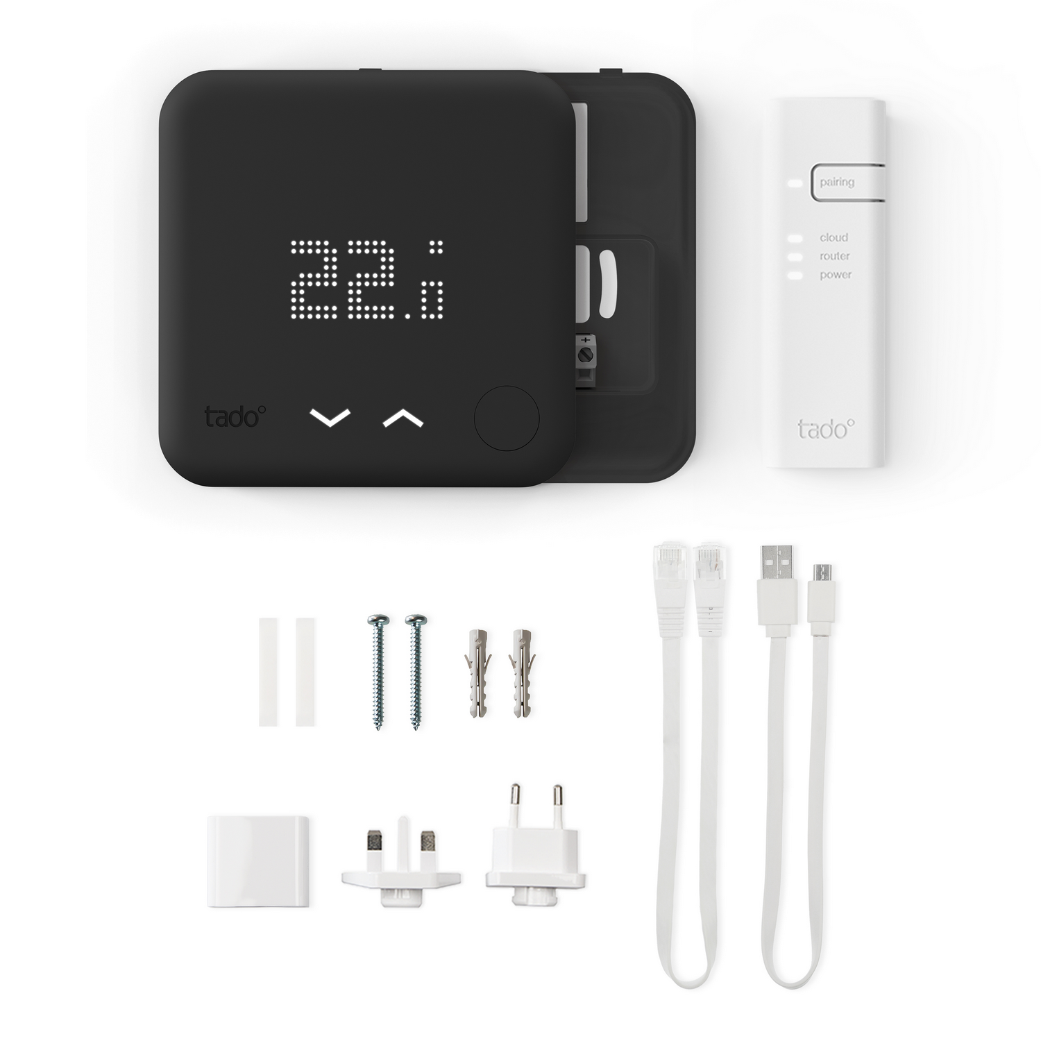 Schwarzes intelligentes Thermostat und Fernbedienung. Kabel und Zubehör darunter.
