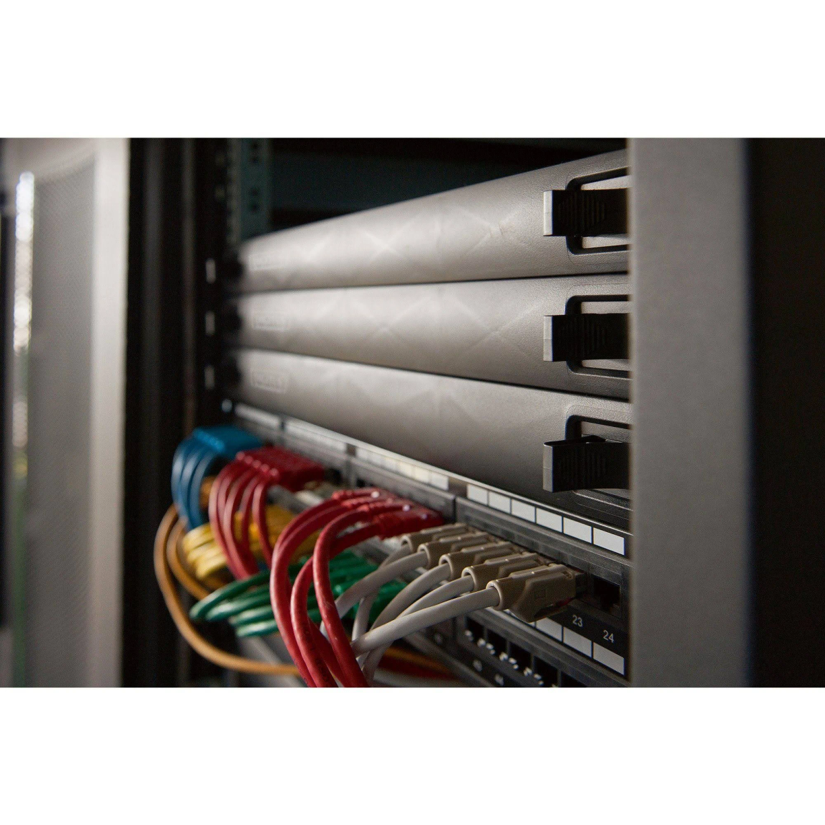 Rack server pieno di cavi di rete. Cavi di vari colori collegati.