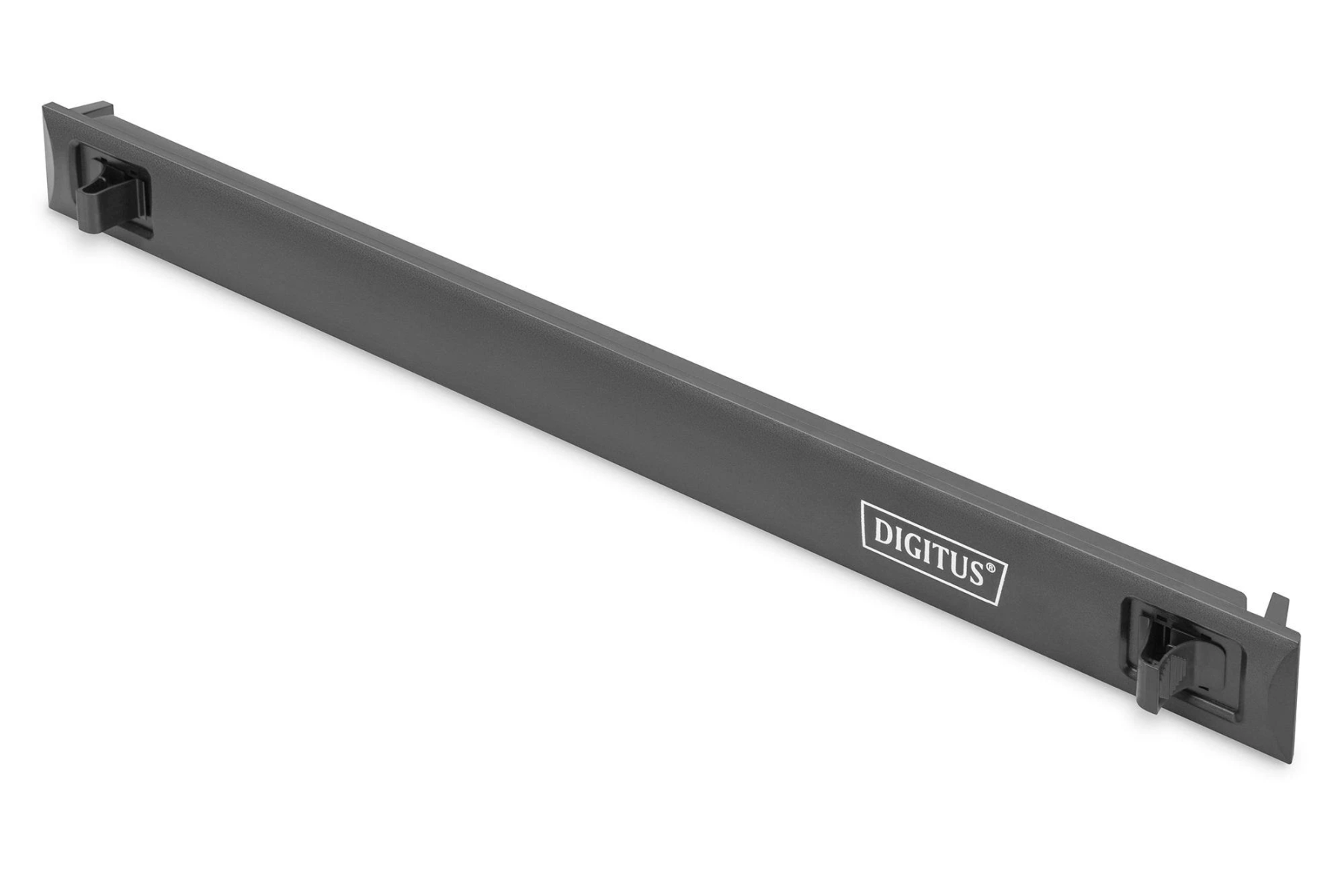 Un pannello nero in metallo per montaggio rack con la scritta DIGITUS.