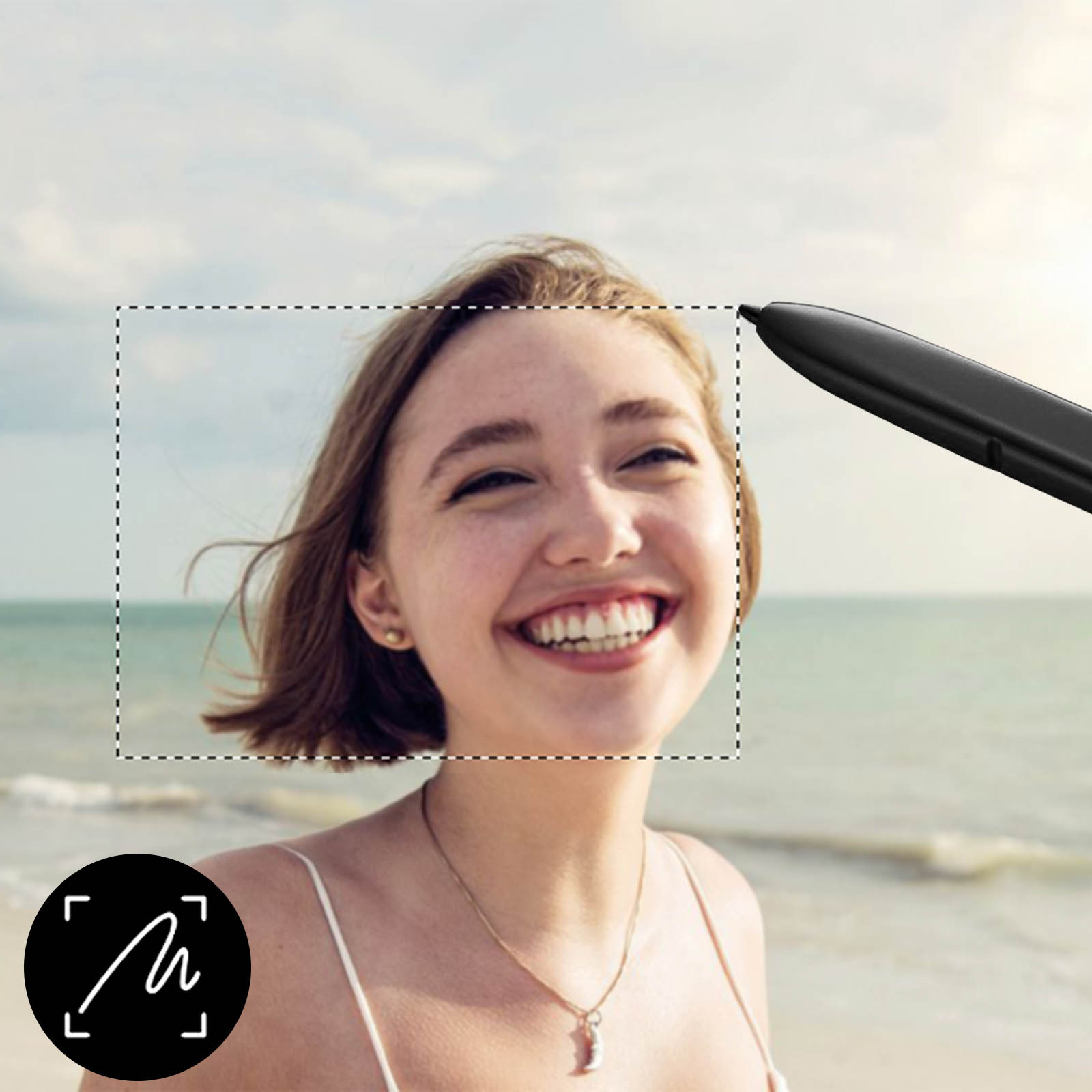 Mujer sonriendo, rostro dentro de un cuadro punteado, con lápiz, fondo de playa.