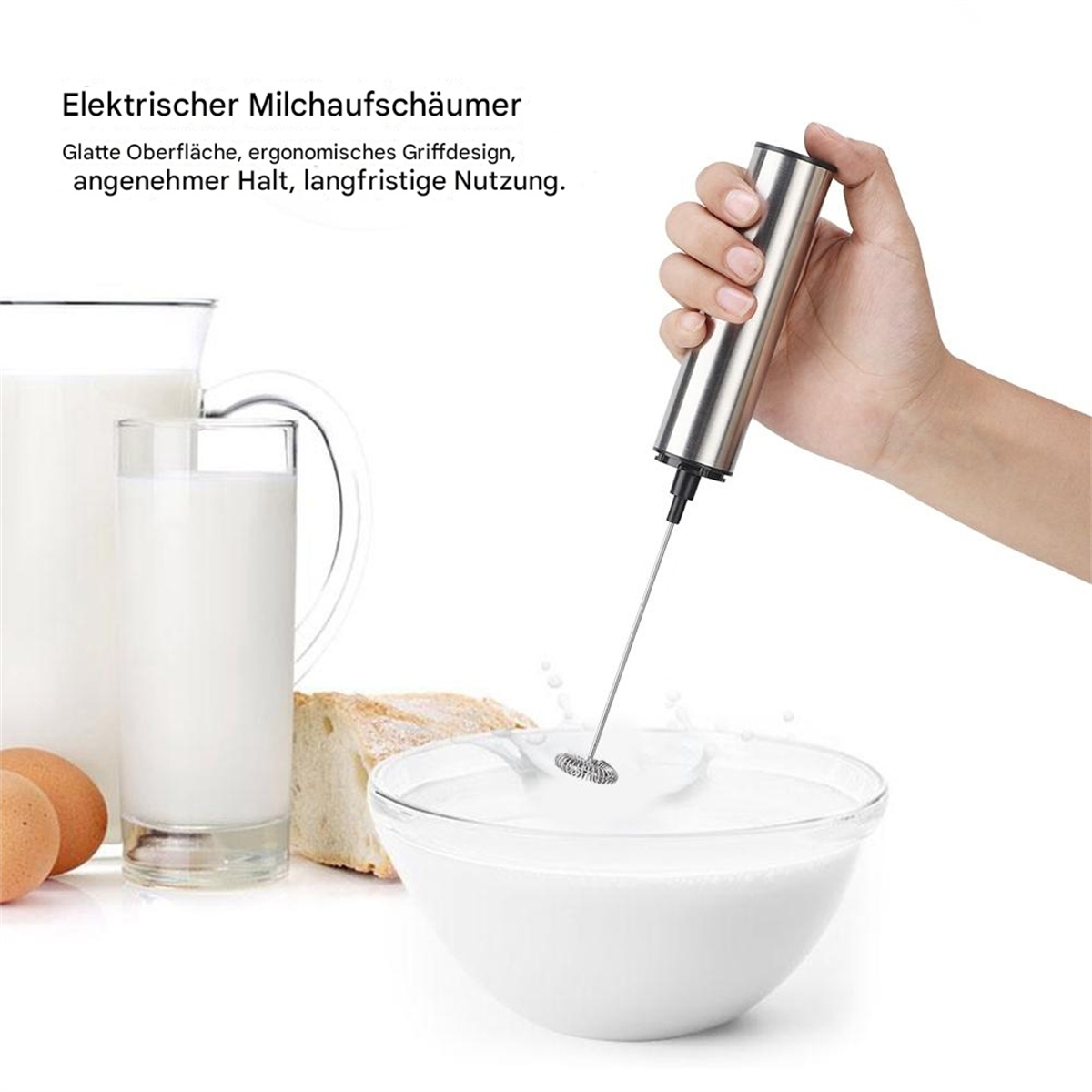 Eine Hand hält einen Milchaufschäumer über einer Schüssel Milch. Weitere Elemente sind Milchkrug, Glas und Brot.