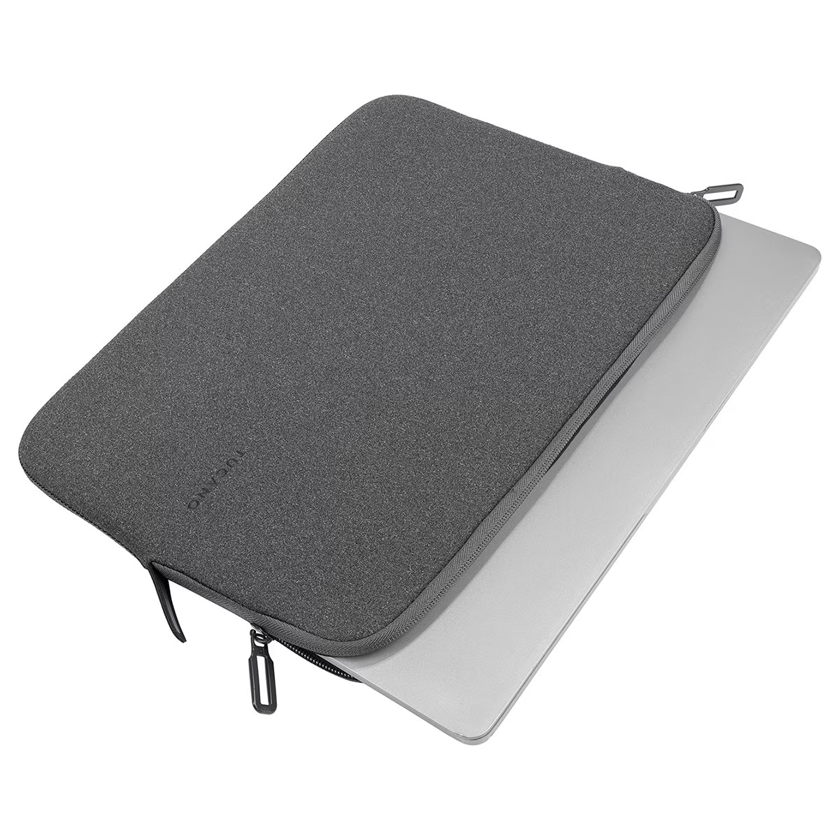 Un portátil gris en una funda gris. La funda tiene cremallera y está abierta. El fondo es blanco.