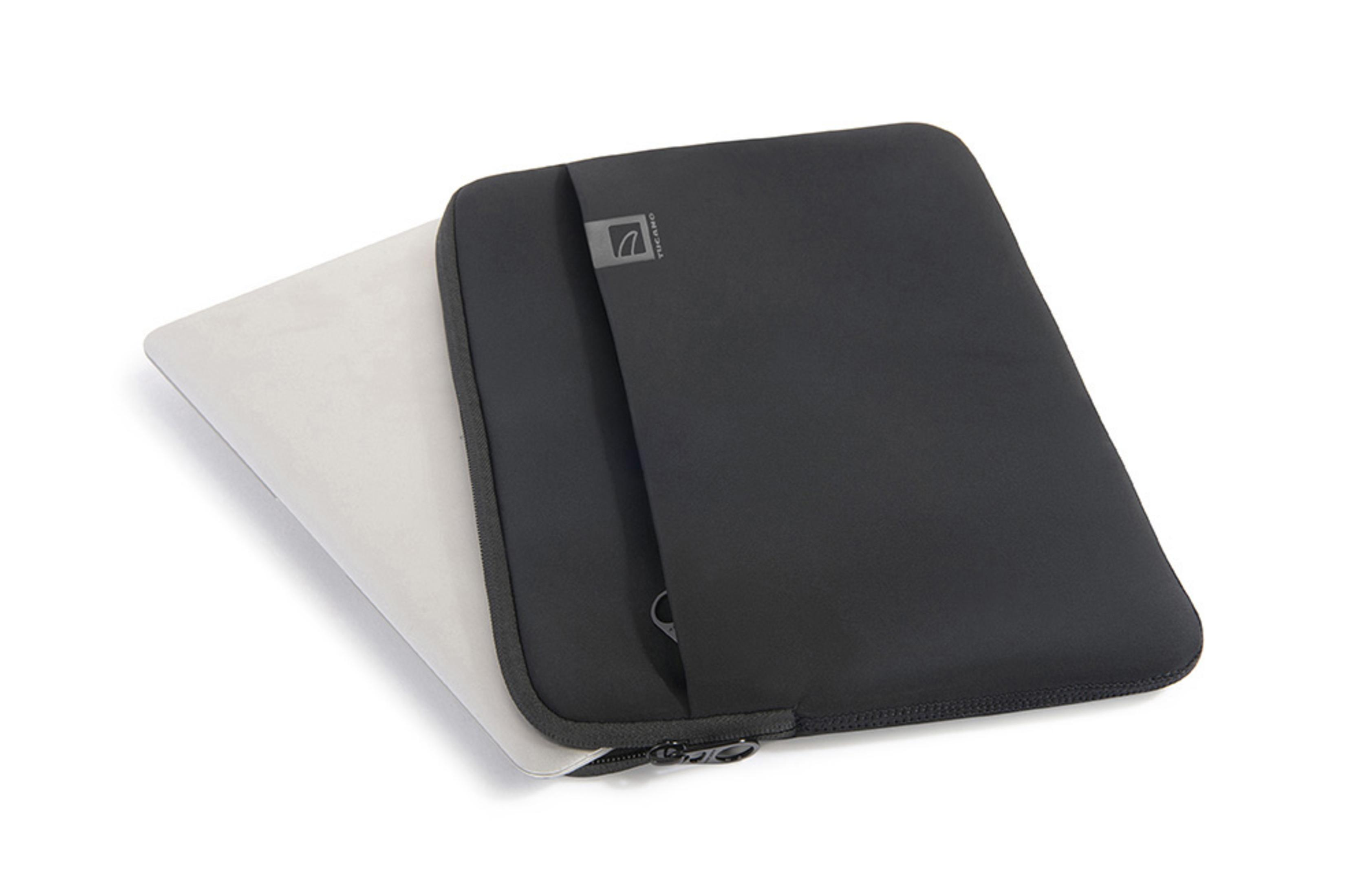 Schwarze Laptoptasche, offen mit hellgrauem Innenraum, weißer Hintergrund.