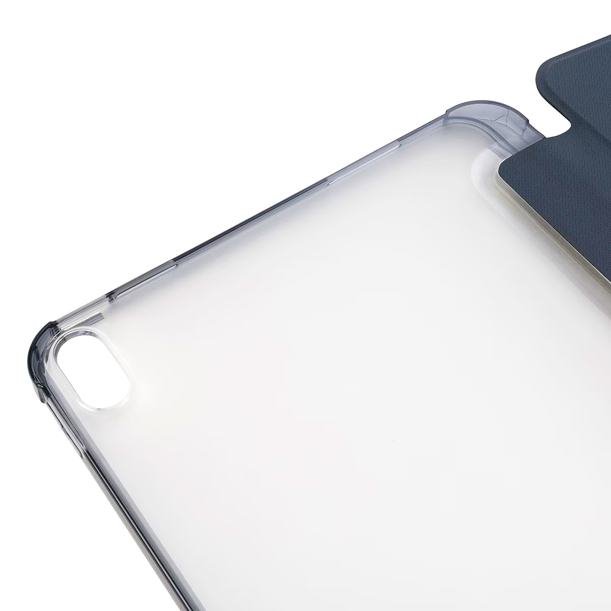 Una funda transparente para tableta con una cubierta azul oscuro.