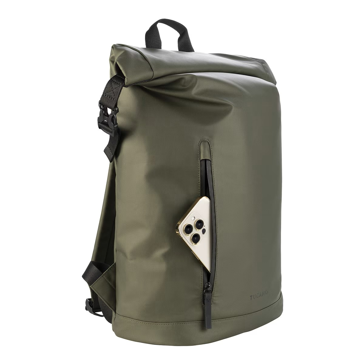 Grüner Rucksack mit Telefon in der Tasche. Weißer Hintergrund.