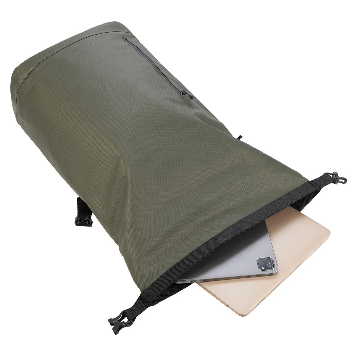 Eine grüne Tasche mit einem Tablet darin, mit Reißverschluss, vor weißem Hintergrund.