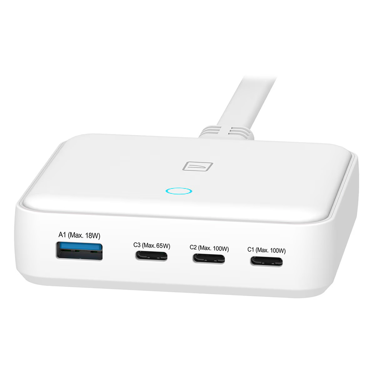 Un adattatore di alimentazione bianco con più porte USB, inclusi USB-A e USB-C. L'etichetta indica l'uscita di potenza.