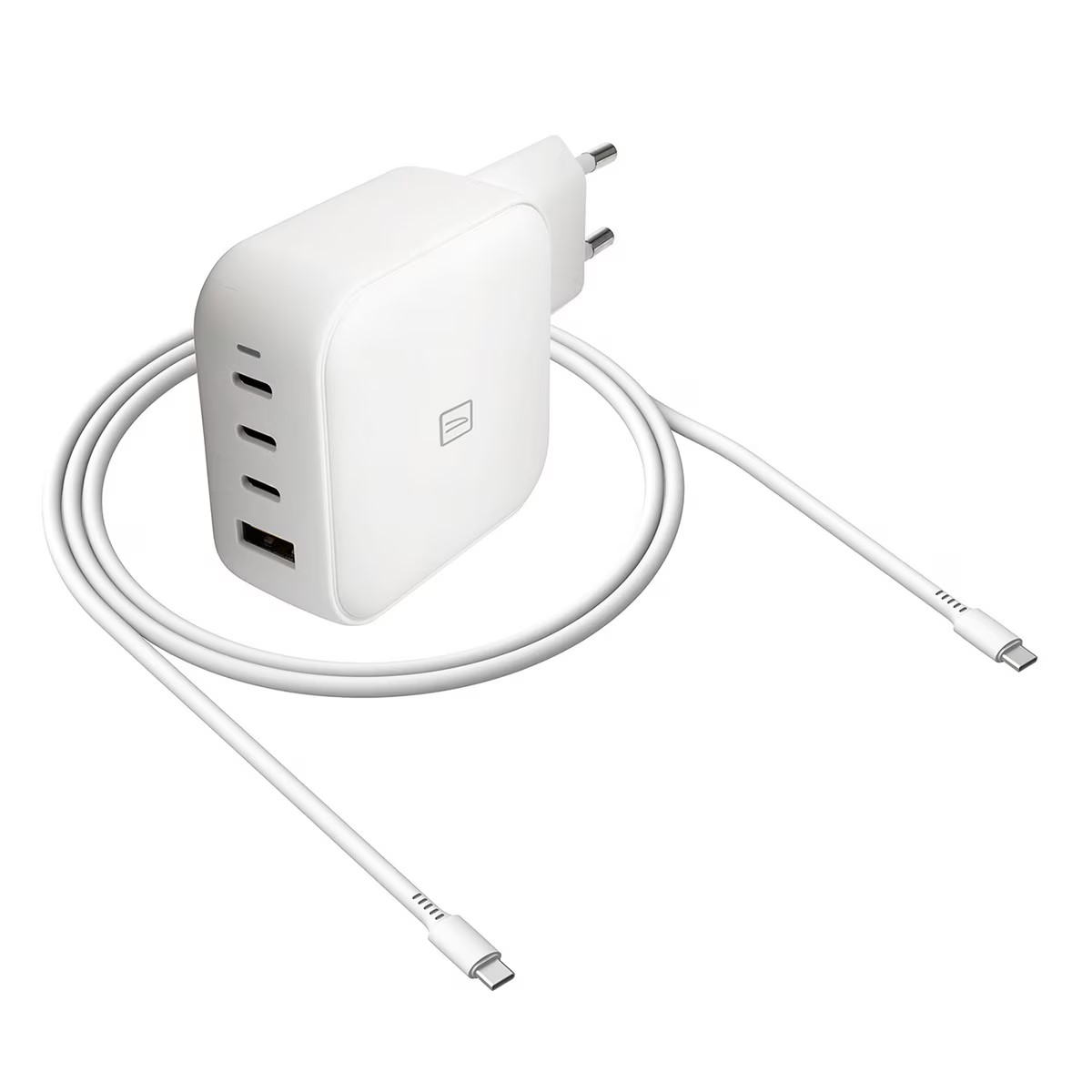 Un caricatore bianco con più porte USB e un cavo bianco con due connettori USB-C.