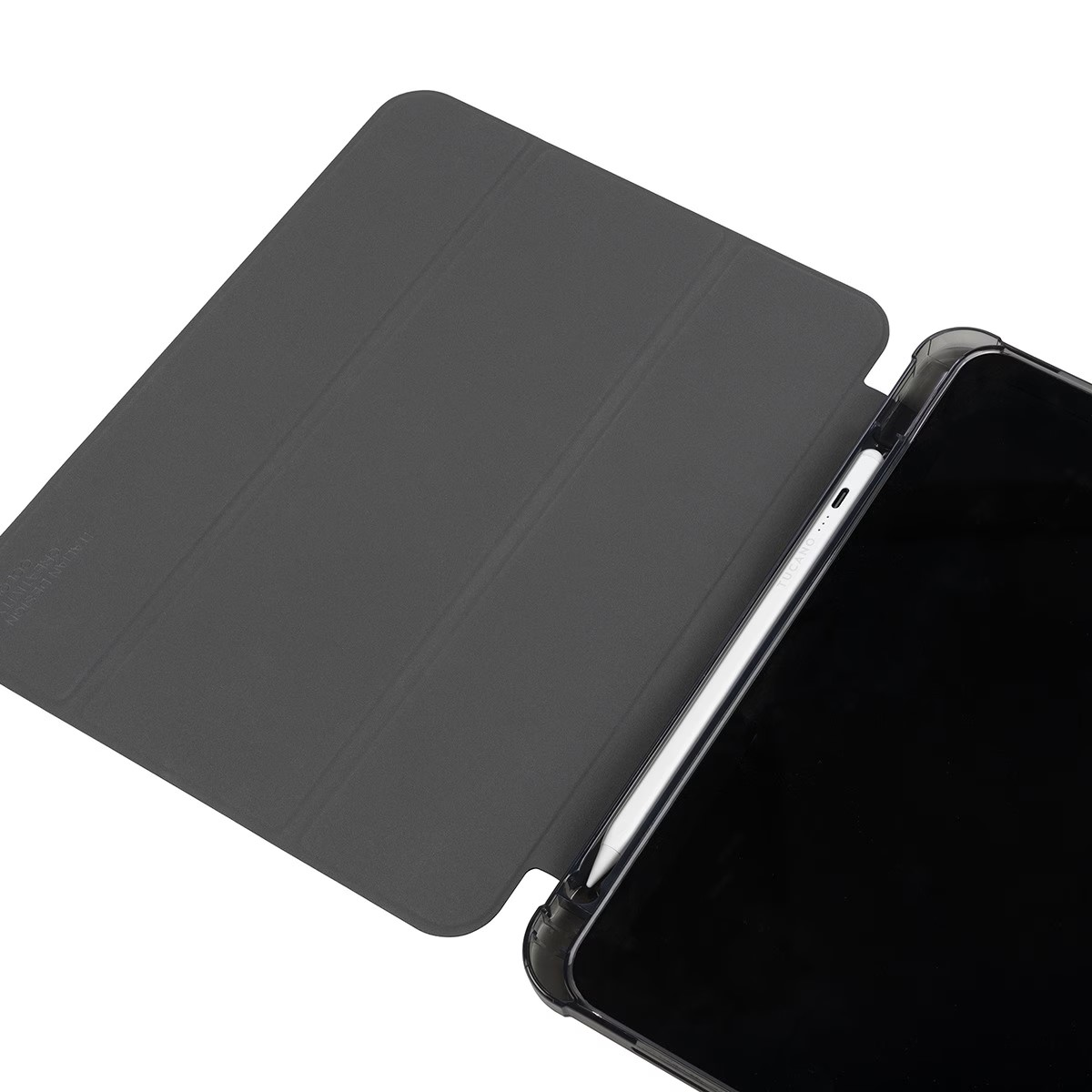 Un tablet iPad con schermo nero, coperto da una custodia grigio scuro e uno stilo bianco.