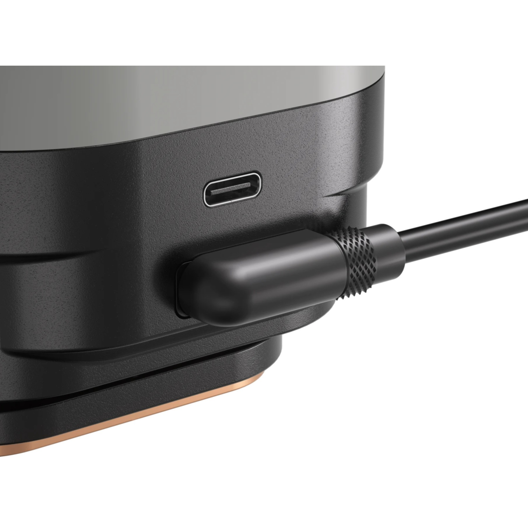 Zbliżenie czarnego urządzenia z portem USB-C, podłączony czarny kabel.