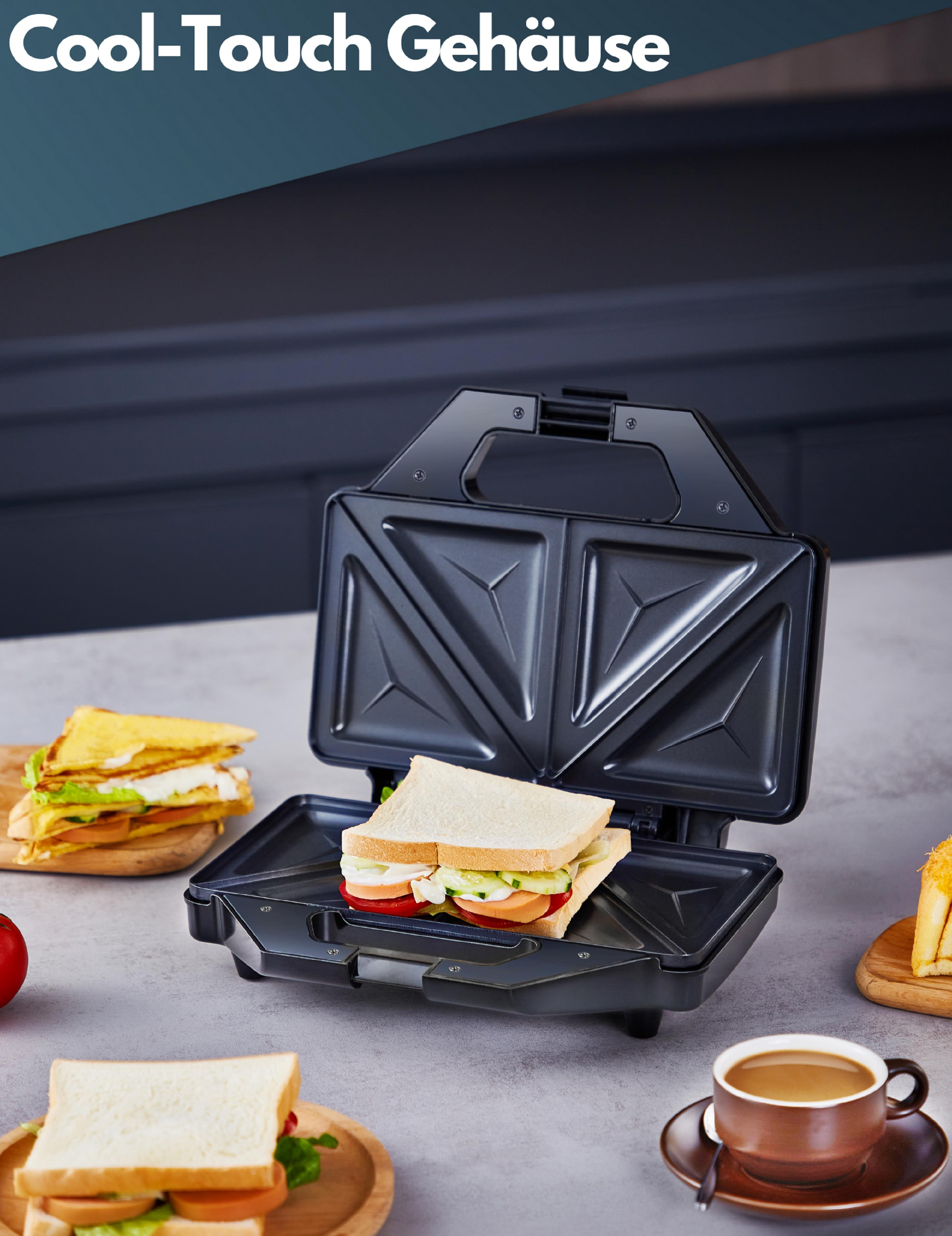 Sandwichmaker mit Sandwich, weitere Sandwiches im Hintergrund, mit Tasse Kaffee.