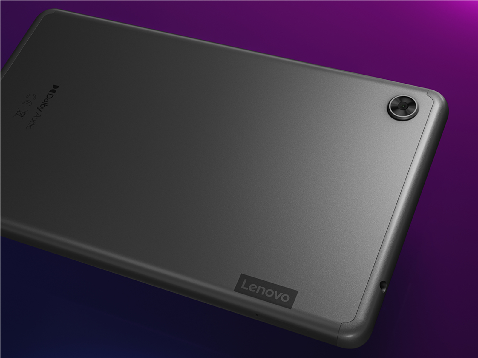 Die Rückseite eines dunkelgrauen Lenovo-Tablets. Es hat eine Kamera, das Lenovo-Logo und das Dolby Audio-Logo.