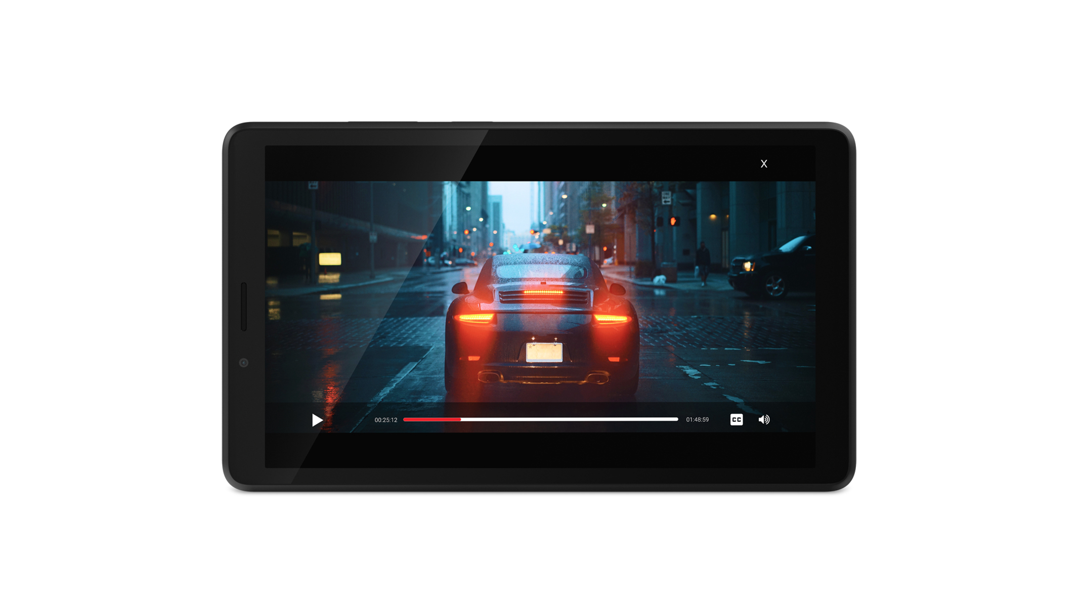 Un tablet che mostra un'auto che guida in una strada cittadina di notte.