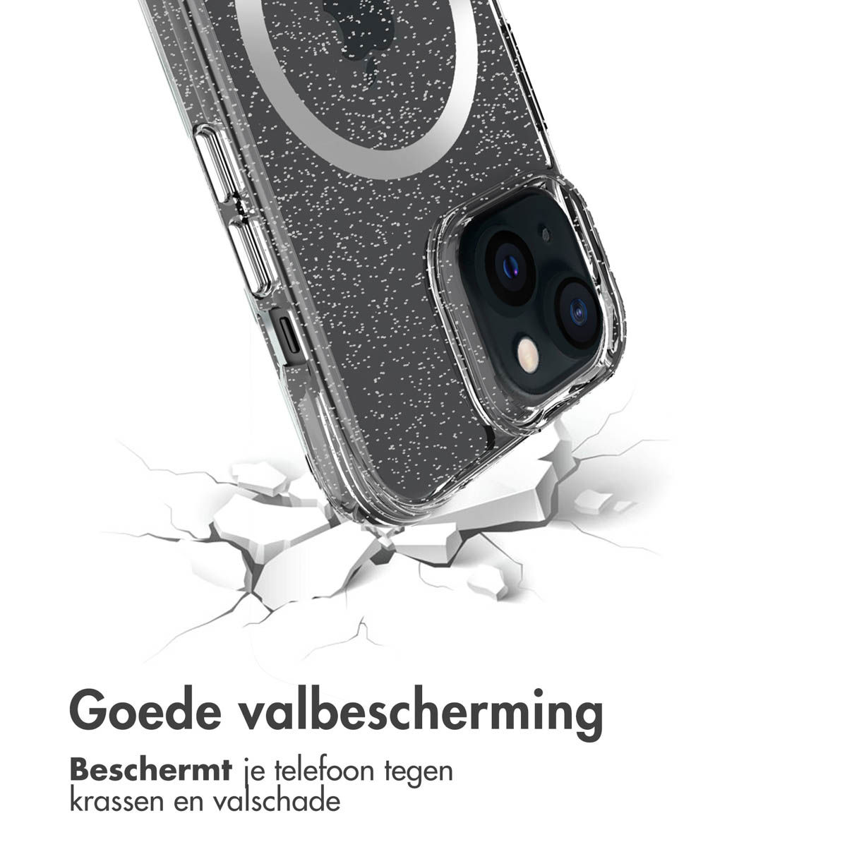 Een telefoon in een doorzichtige hoes rust op een gebroken oppervlak. De hoes beschermt de telefoon.