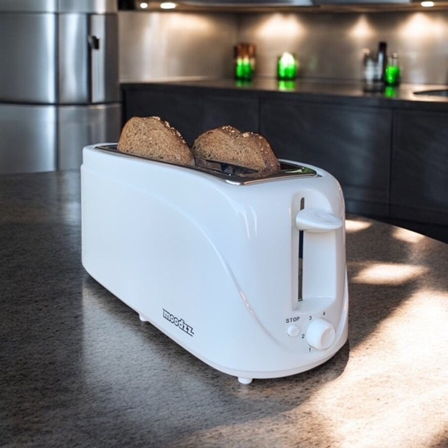 Een witte broodrooster met twee sneetjes geroosterd brood. De broodrooster staat op een oppervlak.