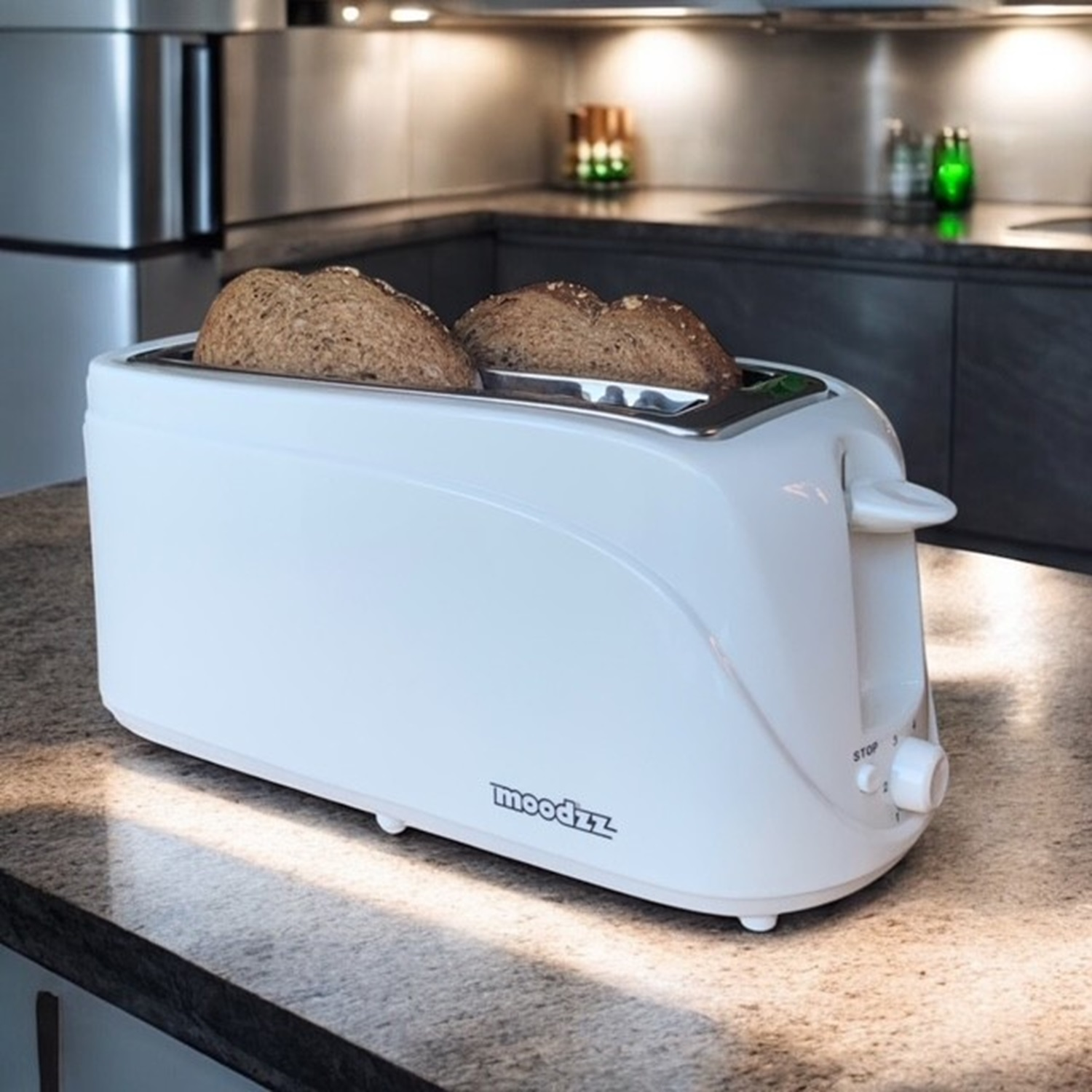 Witte broodrooster met twee sneetjes brood erin, geplaatst op een aanrecht.