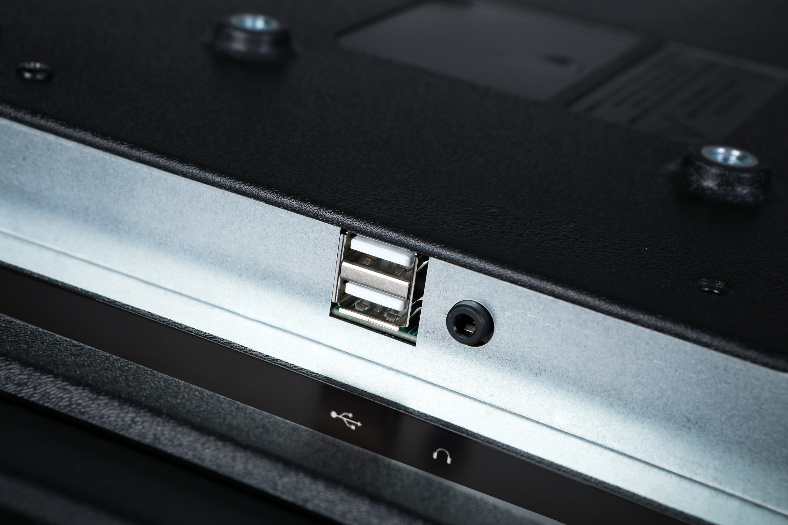 Primo piano di una porta per computer nera e argentata con porte USB e audio.