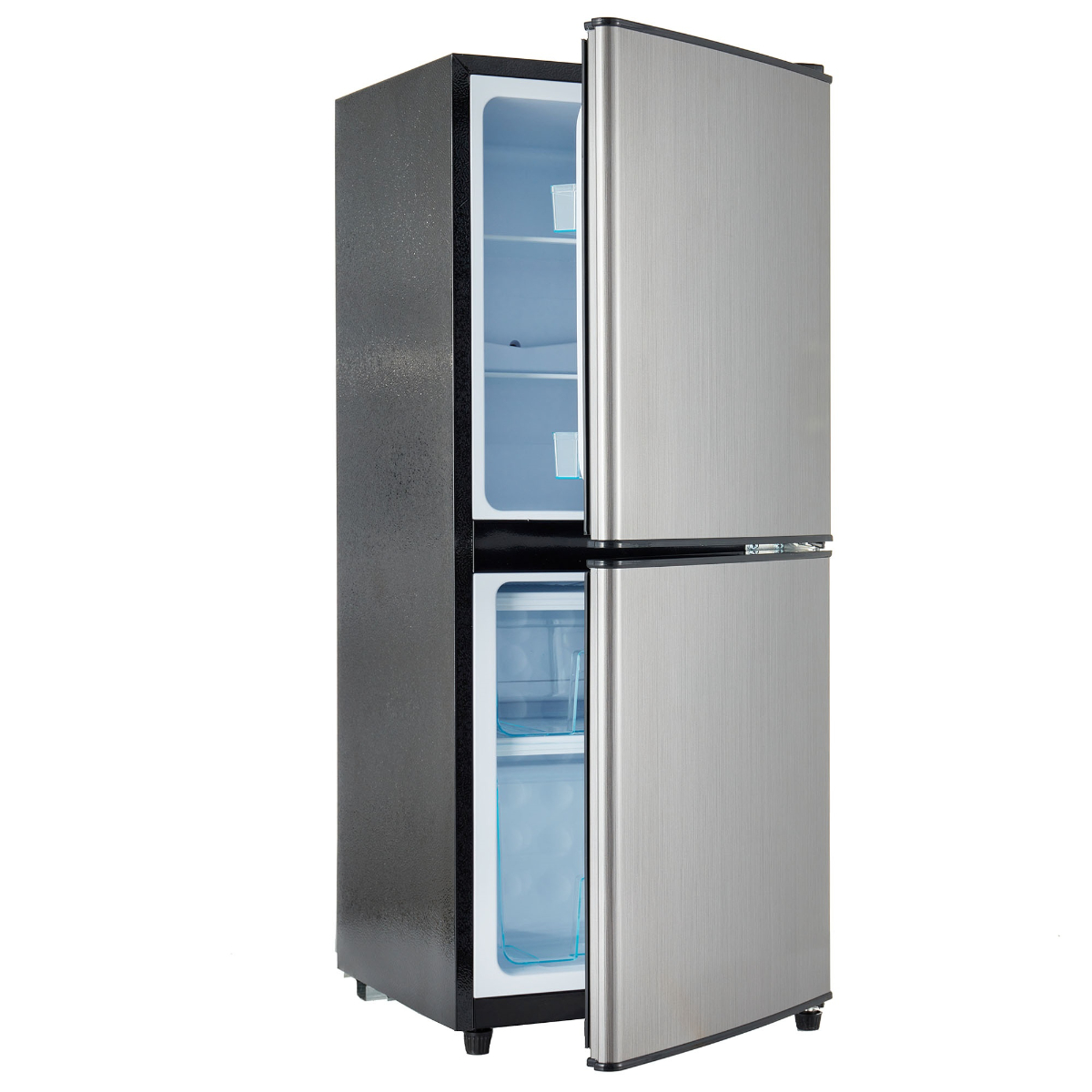 Silber-schwarzer Kühlschrank mit geöffneten Türen, zeigt Regale und einen blauen Innenraum.