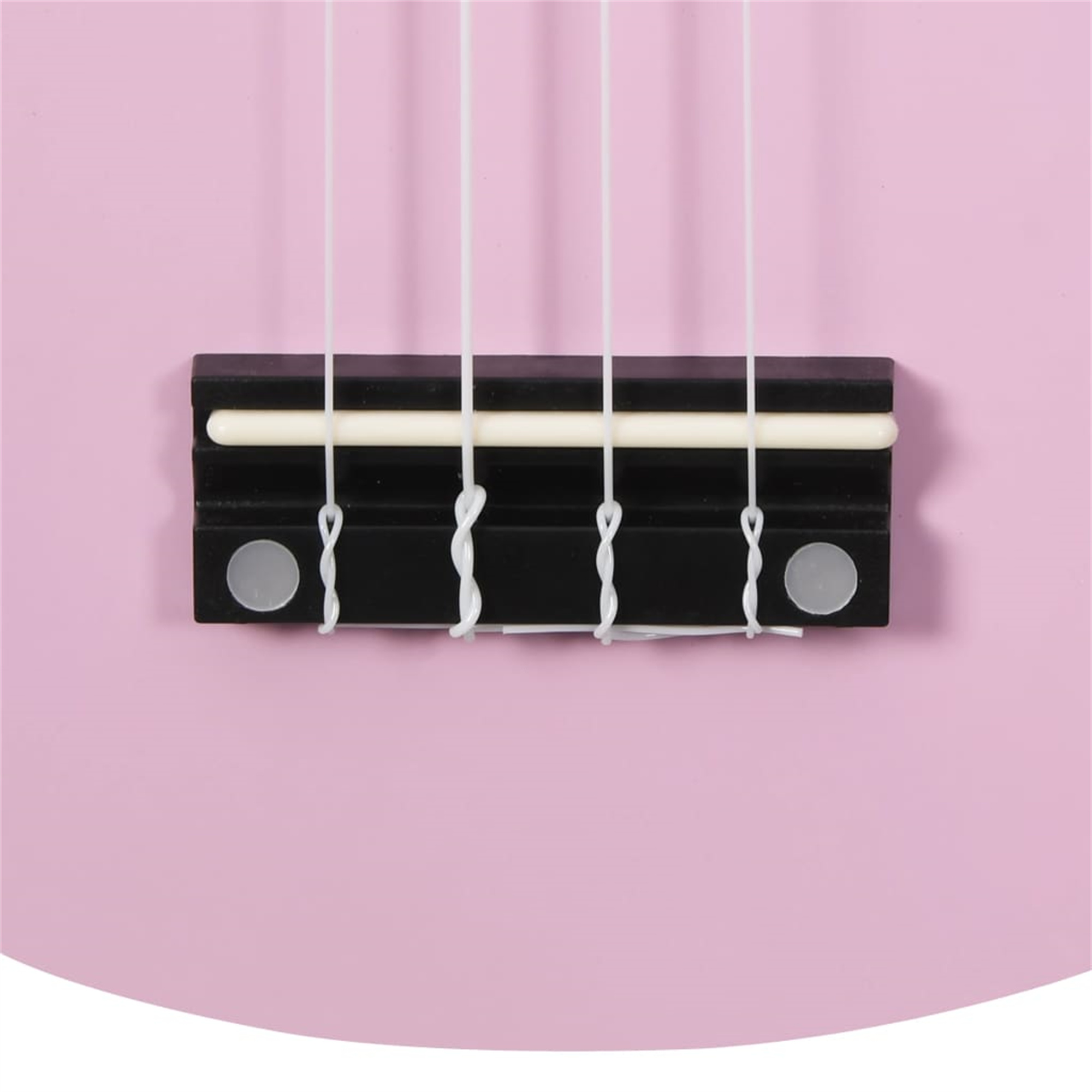 Nahaufnahme einer rosa Ukulelenbrücke mit weißen Saiten.