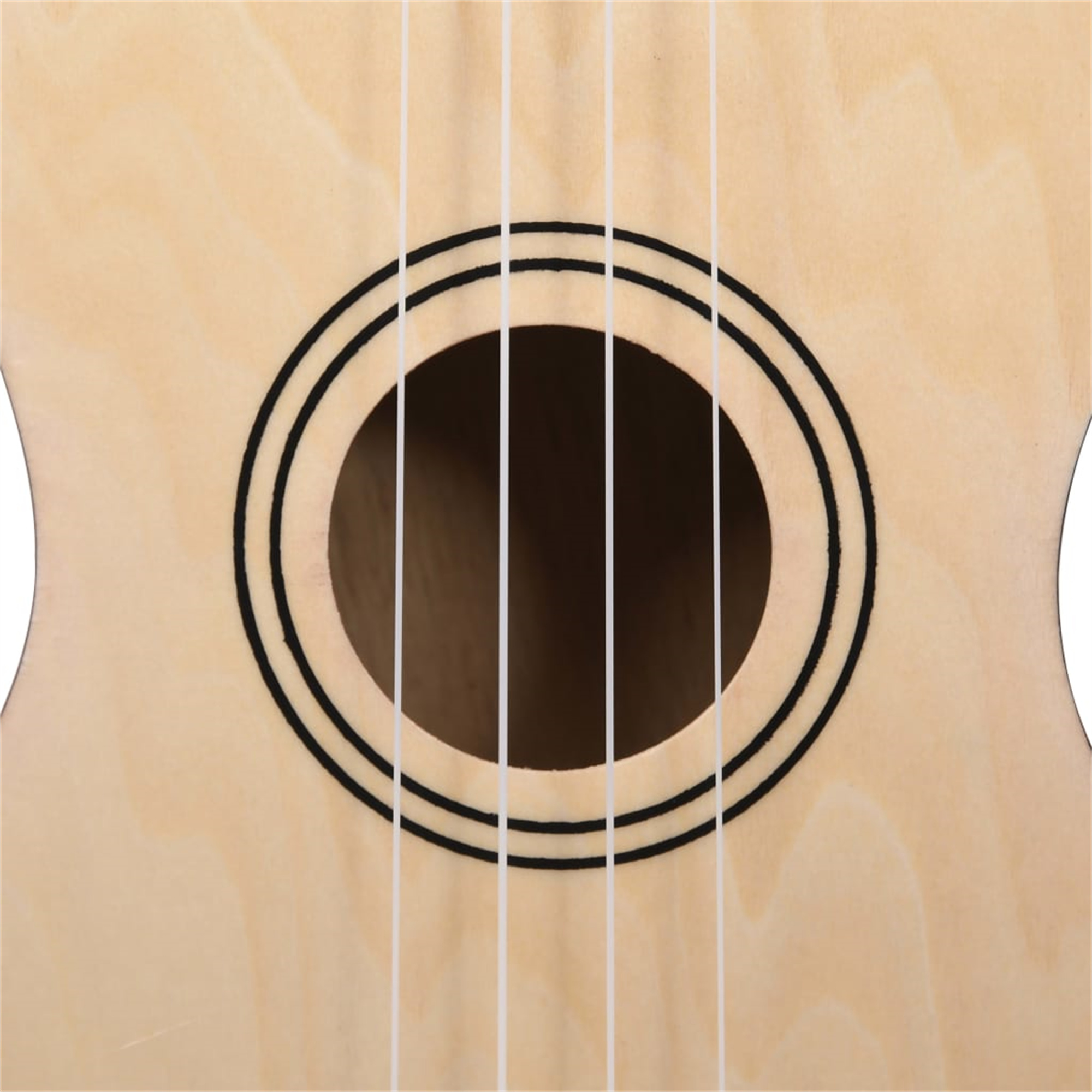 Nahaufnahme eines Ukulele-Schalllochs, mit kreisförmigem Design und weißen Saiten, die sich erstrecken.