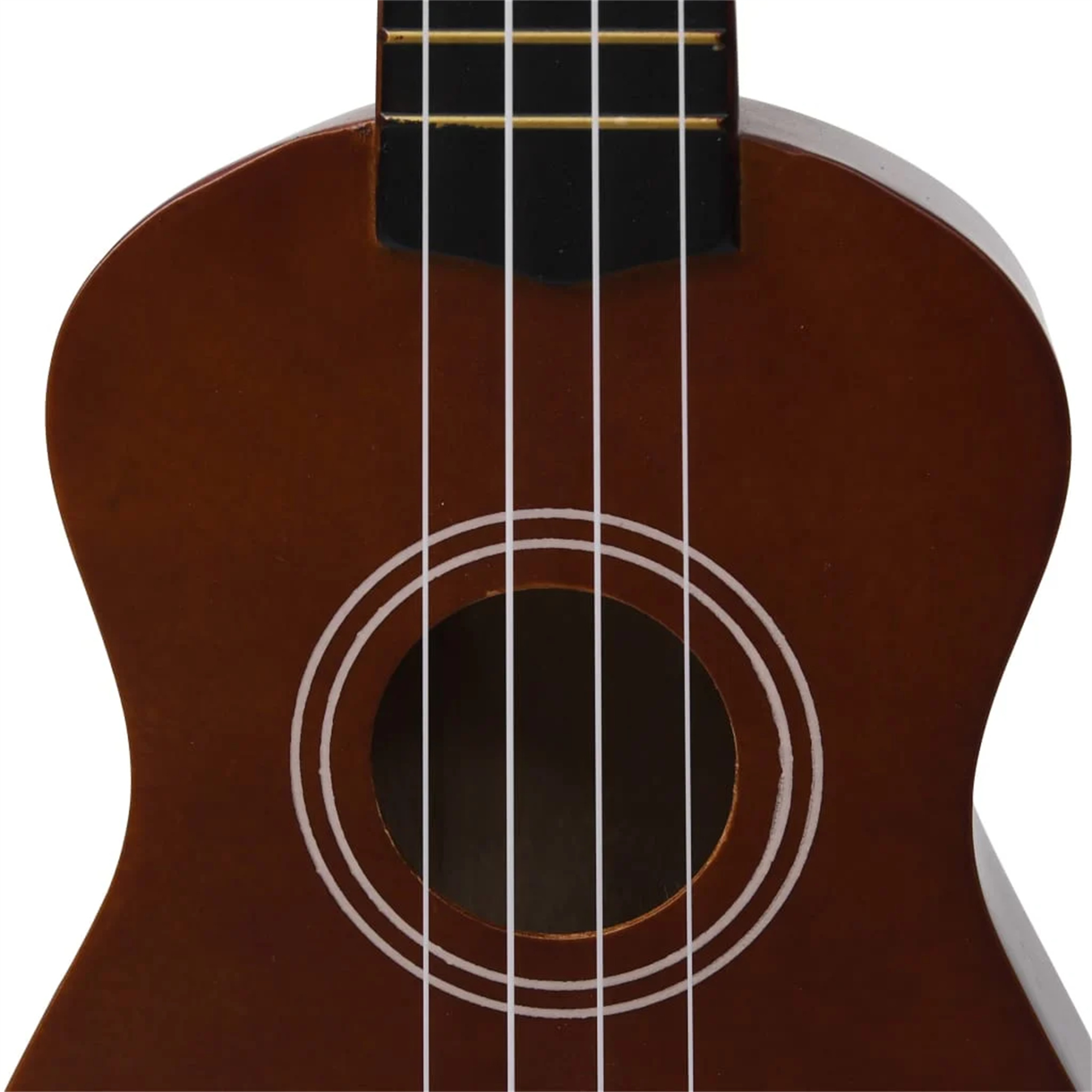 Nahaufnahme einer braunen Ukulele. Die Saiten und das Schallloch sind sichtbar.