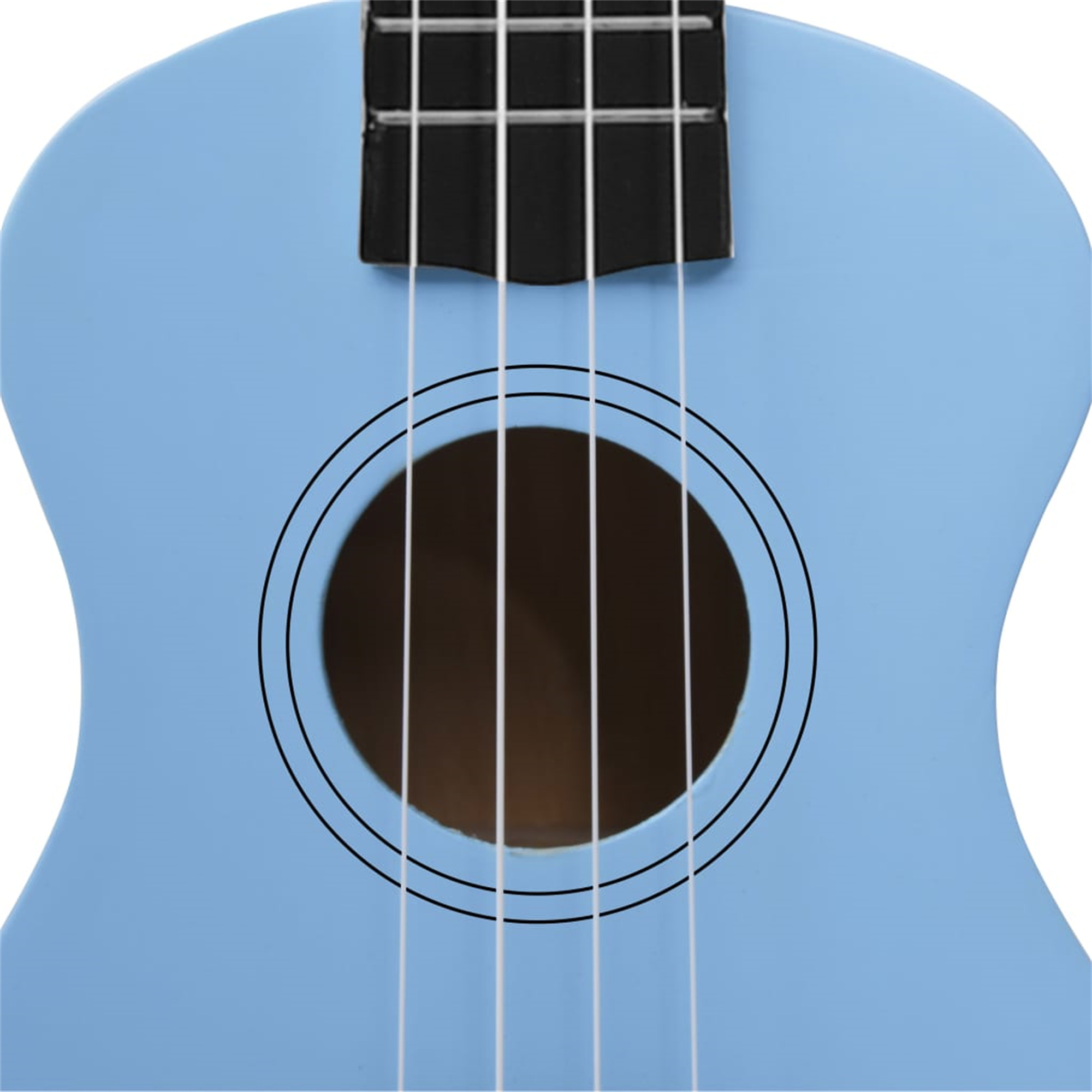 Nahaufnahme einer blauen Ukulele. Das Schallloch ist rund. Vier Saiten verlaufen vom Griffbrett zur Brücke.