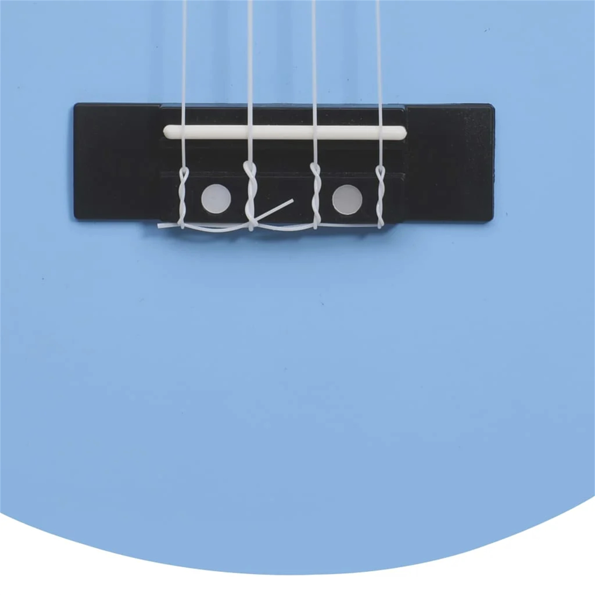 Nahaufnahme einer hellblauen Ukulele mit Saiten, Steg und Schallloch.
