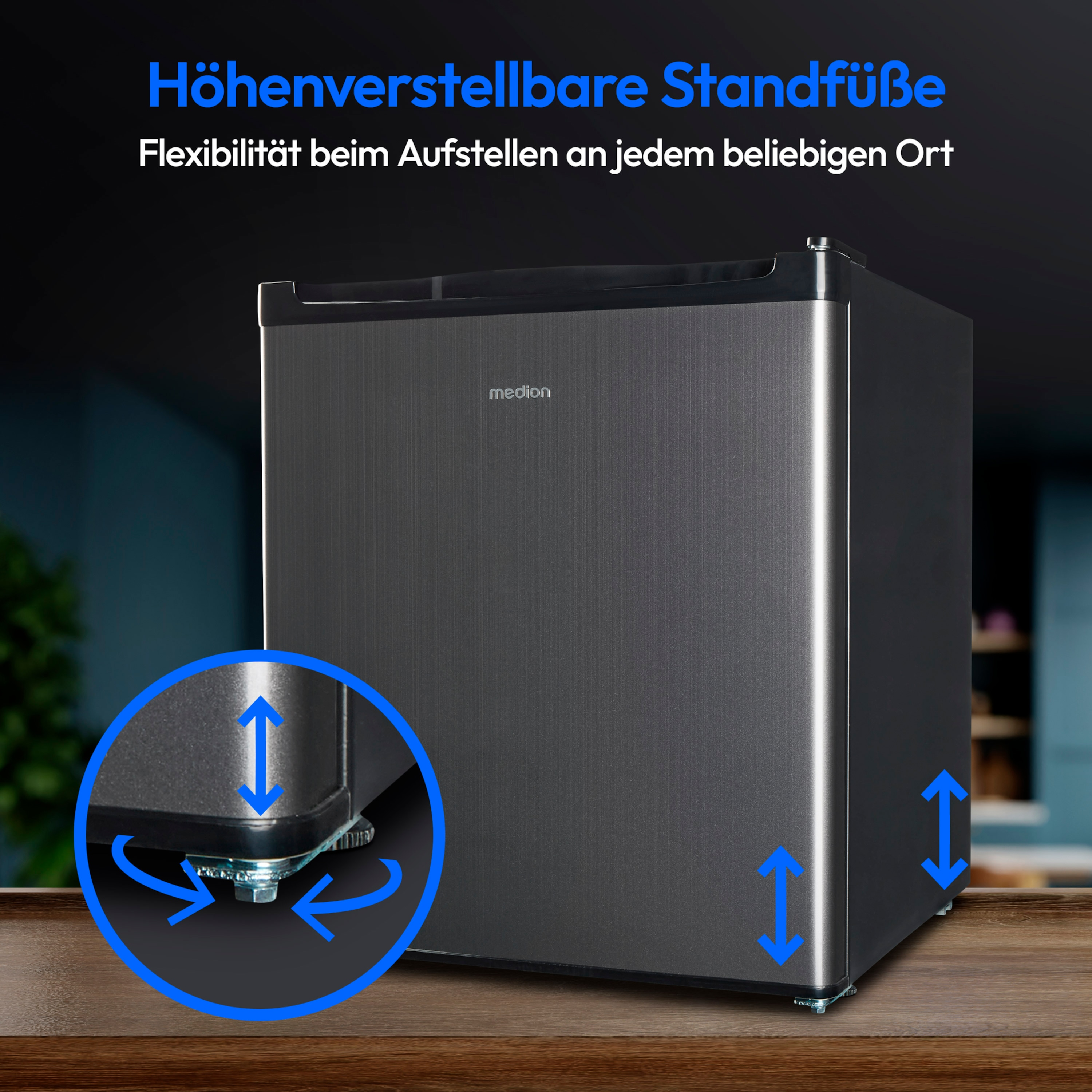 Silberner Mini-Kühlschrank auf einem Holztisch. Text weist auf verstellbare Füße für Flexibilität hin.