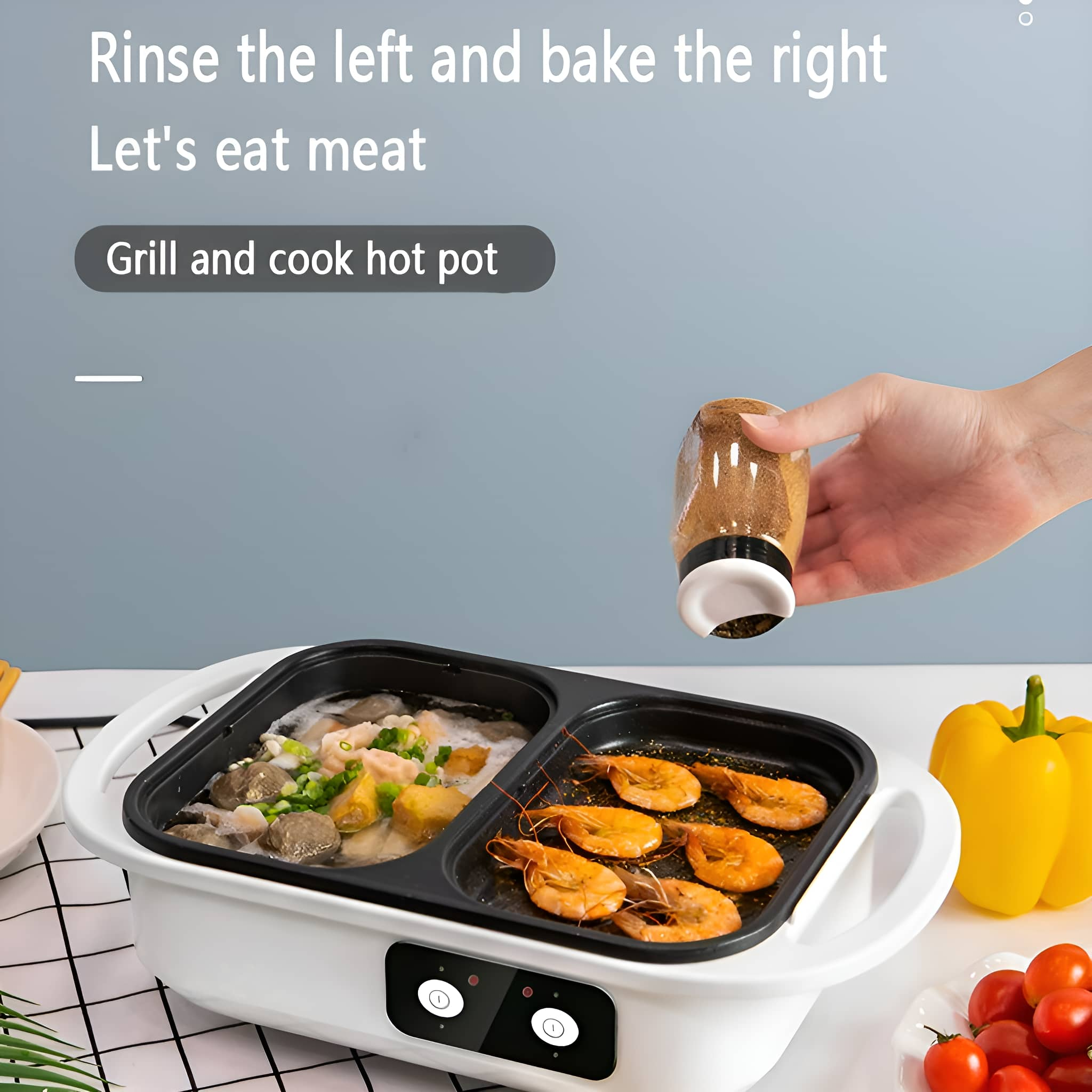 Tragbarer Elektrogrill mit zwei Fächern. Eines hat gekochte Garnelen, das andere Gemüse und Suppe.