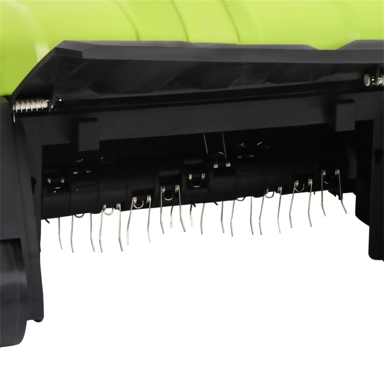 Nahaufnahme eines Rasenlüfters mit Klingen. Die Klingen sind silberfarben und der Körper ist schwarz und grün.