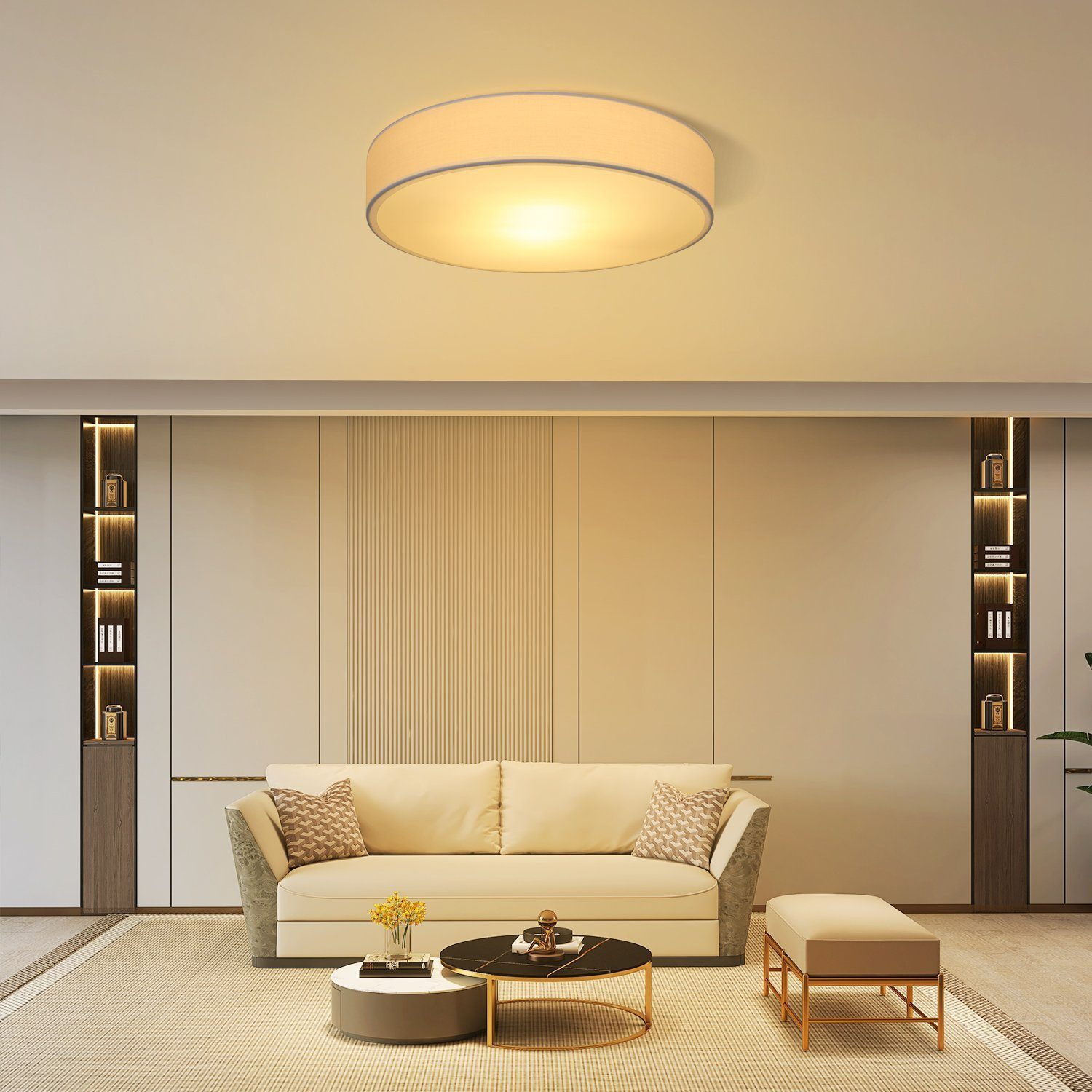 Nowoczesny salon z beżową sofą i lampą sufitową.