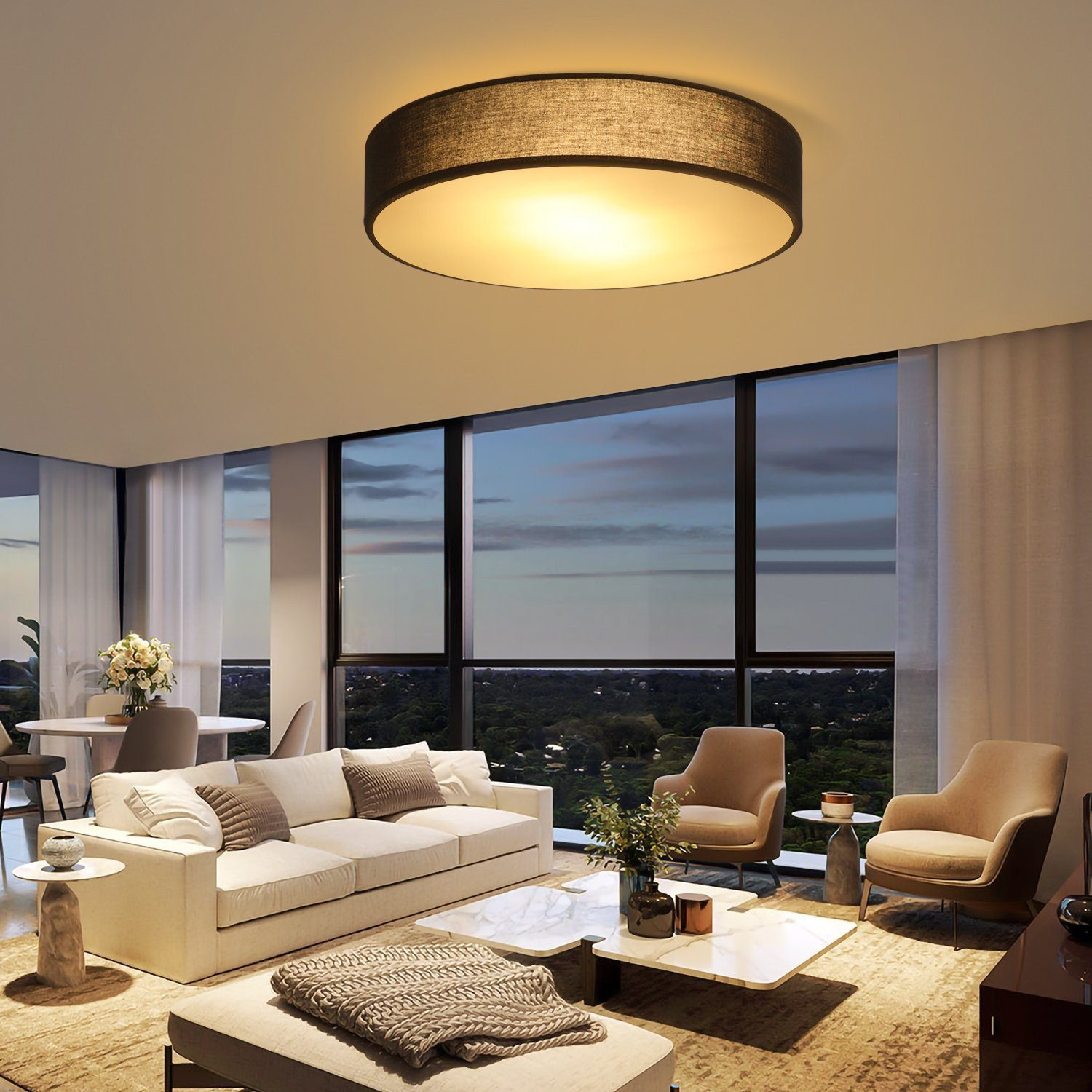 Scena w salonie z dużą okrągłą lampą sufitową i widokiem na zewnątrz.