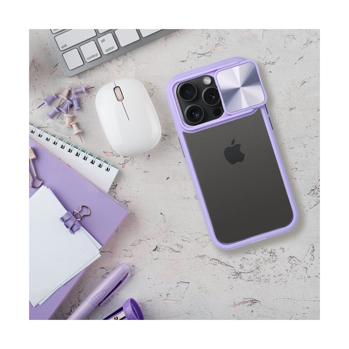 Un iPhone in una custodia viola su una scrivania con tastiera, penna, carta, mouse e puntine.