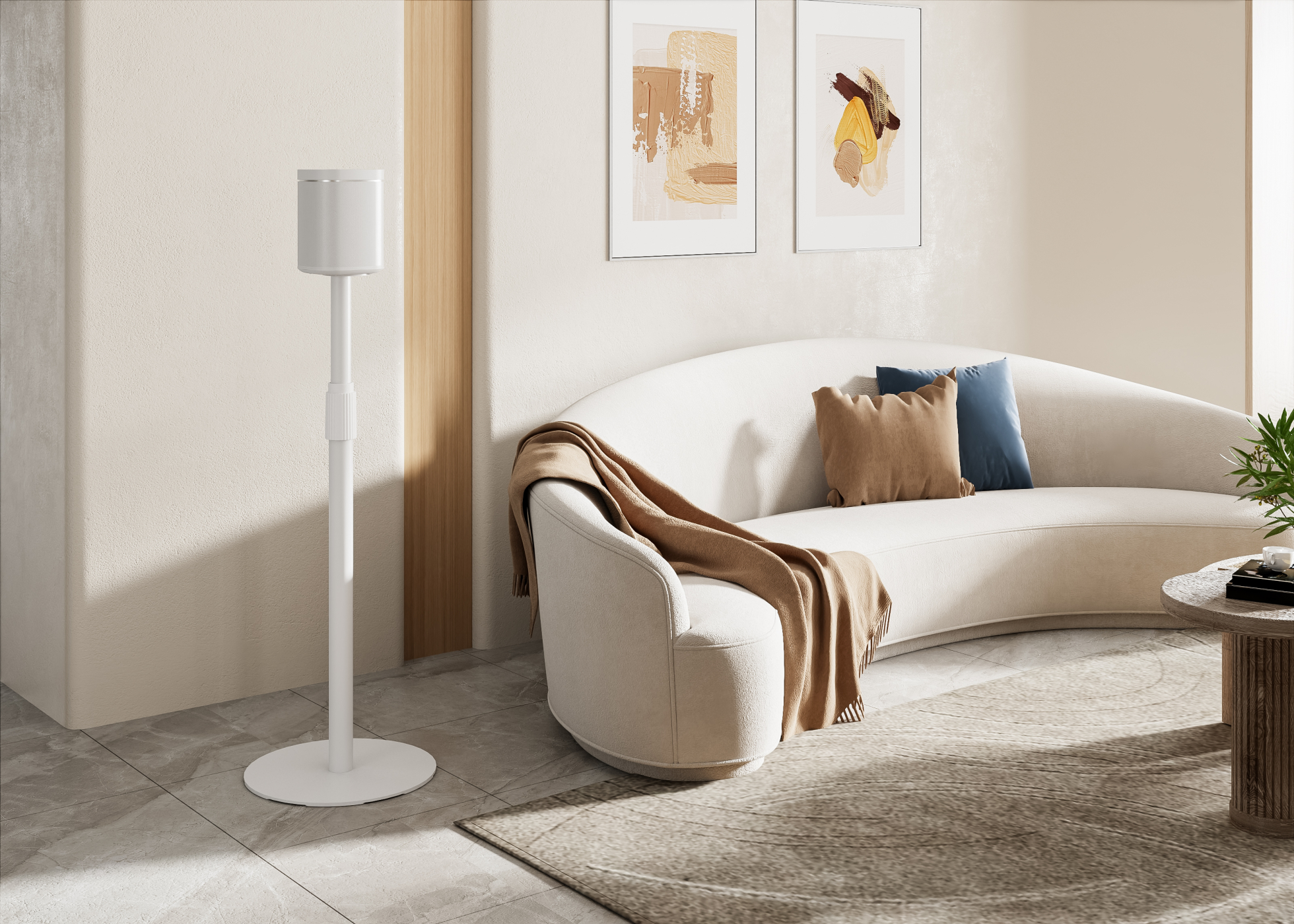 Witte speaker op een standaard. Modern design in een woonkamer. Bank en kunst op de achtergrond.