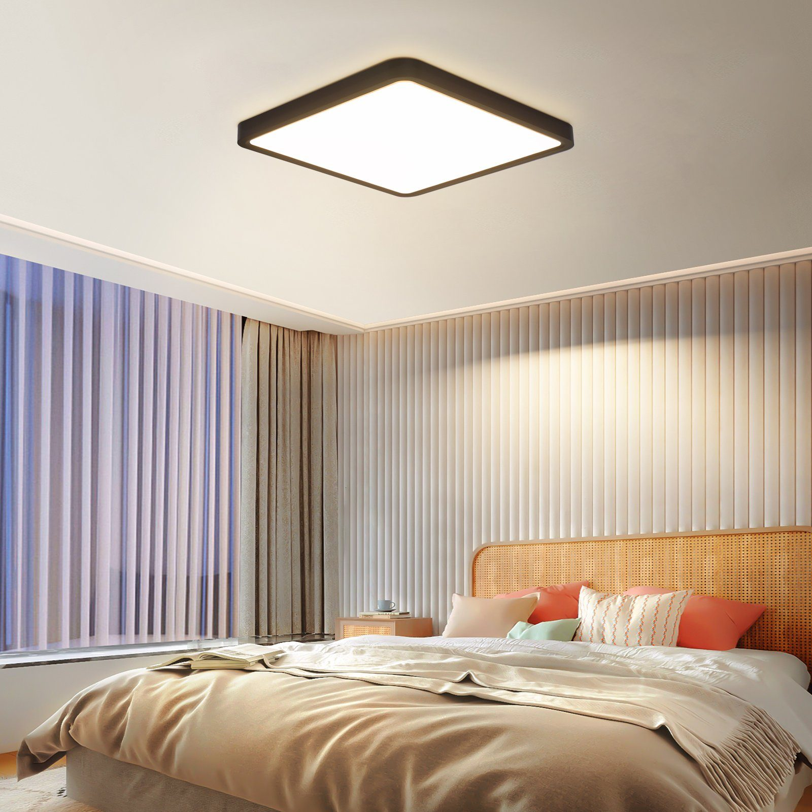 Sypialnia z lampą sufitową, łóżkiem, zasłonami i oknem.