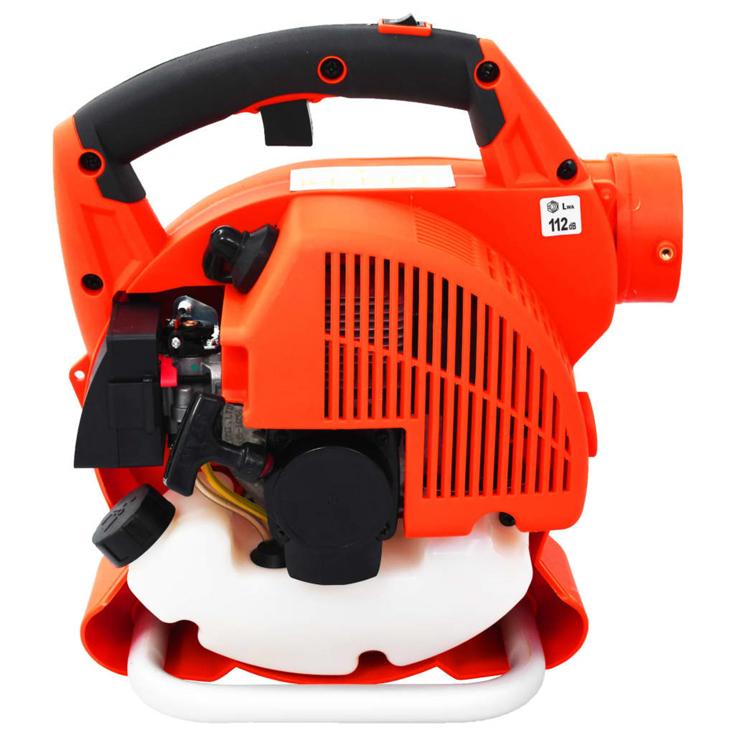 Ein orangefarbener Laubbläser mit weißem Kraftstofftank und schwarzem Griff. Es hat einen weißen Ständer.