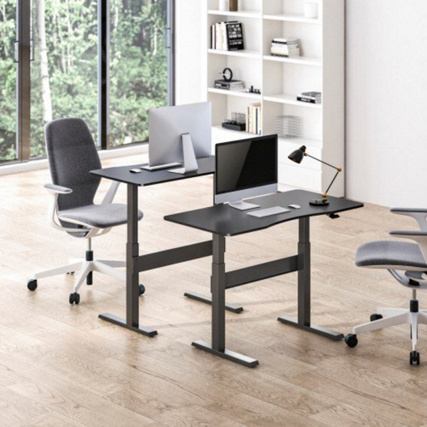 Kantoor met twee bureaus, computers en stoelen. Een raam biedt natuurlijk licht.