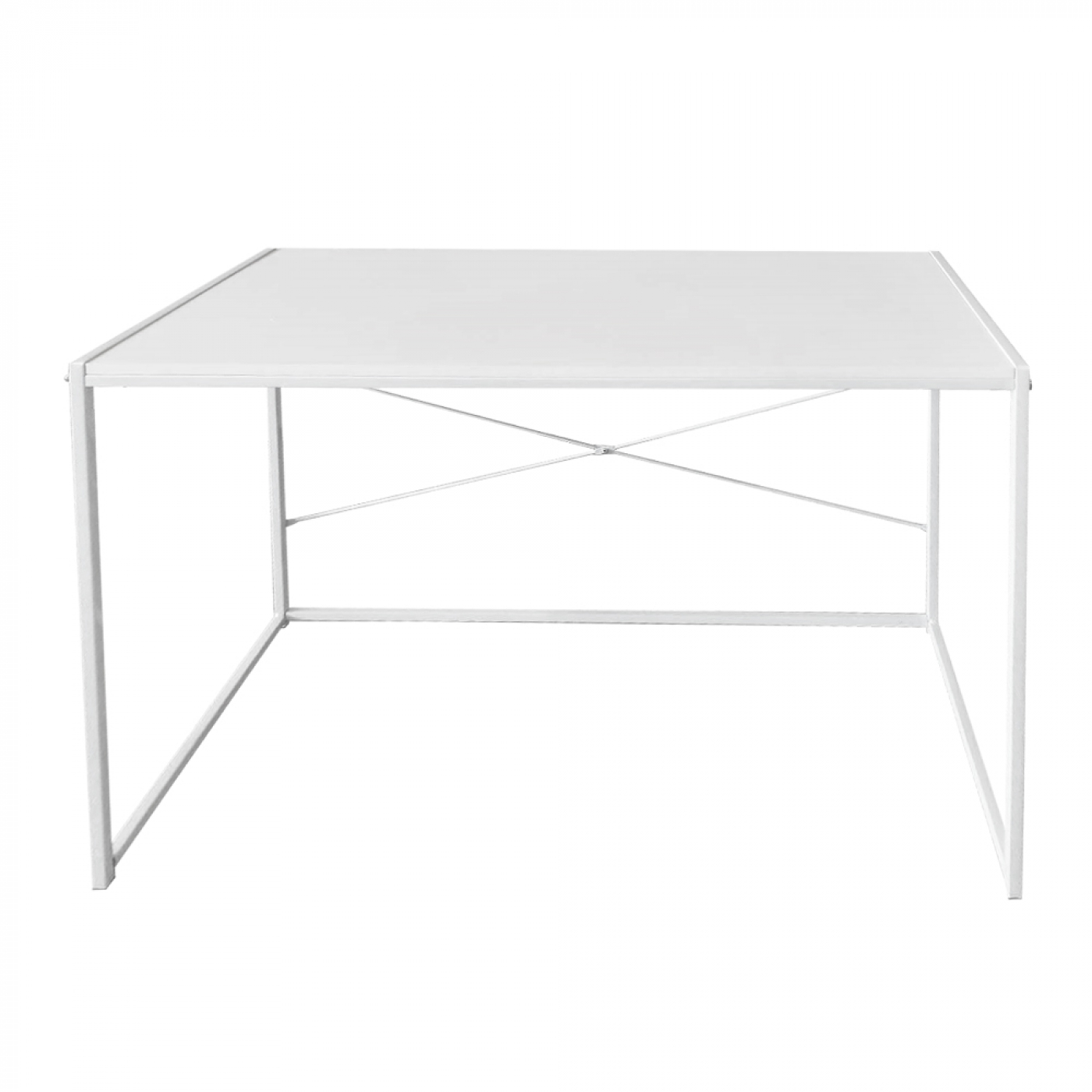 Weißer quadratischer Tisch mit Metallrahmen, aus niedriger Perspektive gesehen.