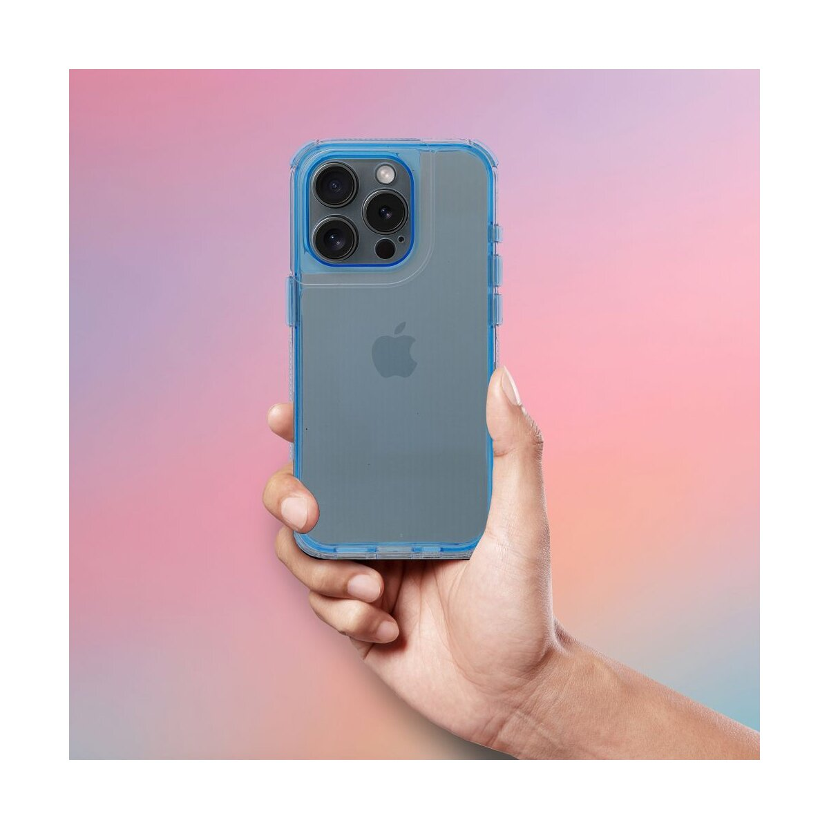 Mano che tiene un telefono in una custodia blu. Sfondo rosa e viola.